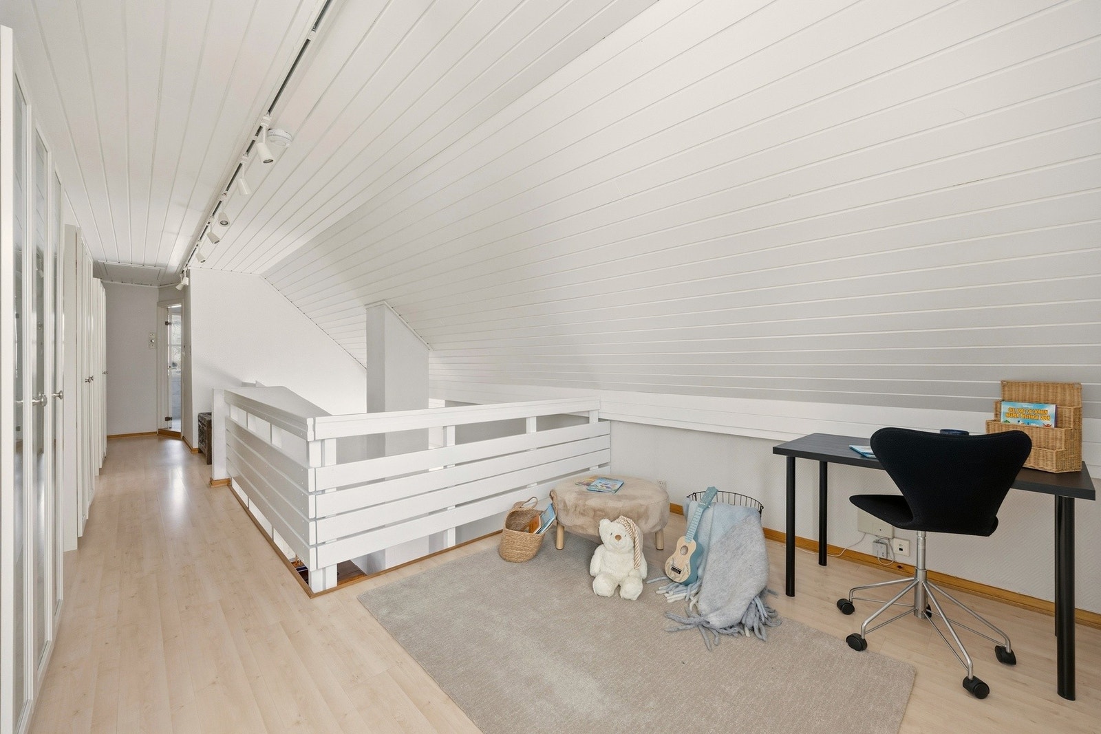 Galleriet i 2 etasje over stuen har vært benyttet som kontor, men kan også brukes som en hyggelig lekeplass for barn utenfor barneværelse Galleribilde