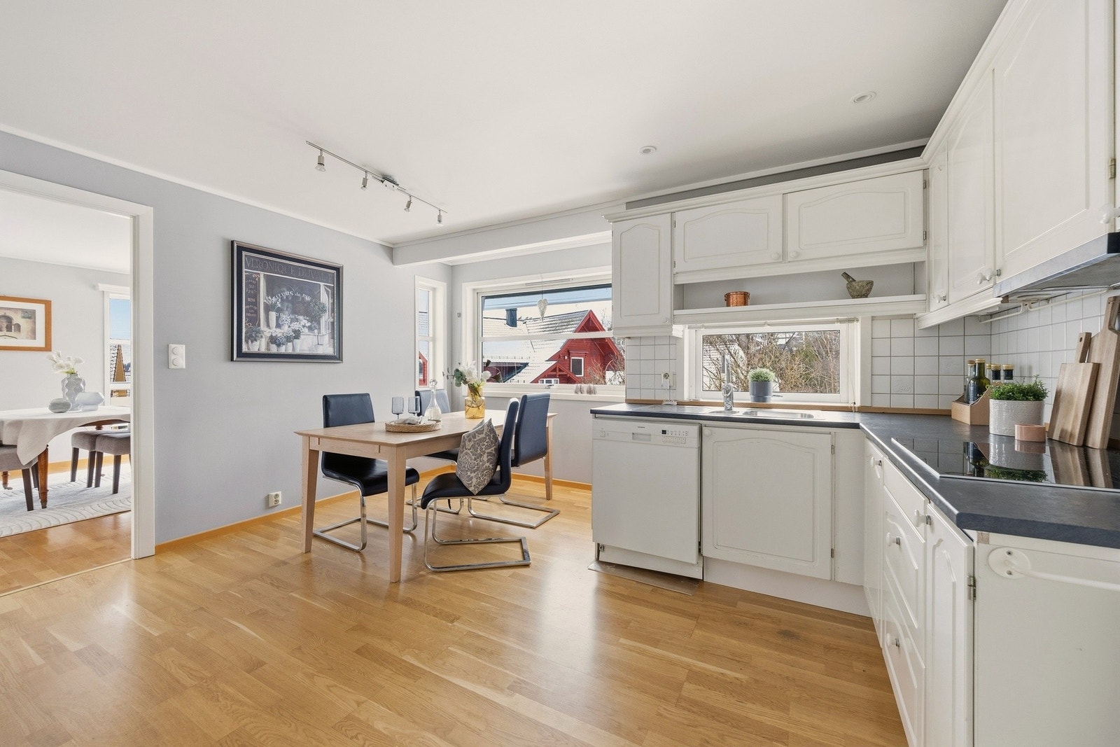 Boligen har et stort arbeidsvennlig kjøkken med integrert stekeovn, mikroovn og platetopp, i tillegg til frittstående kjøleskap Galleribilde