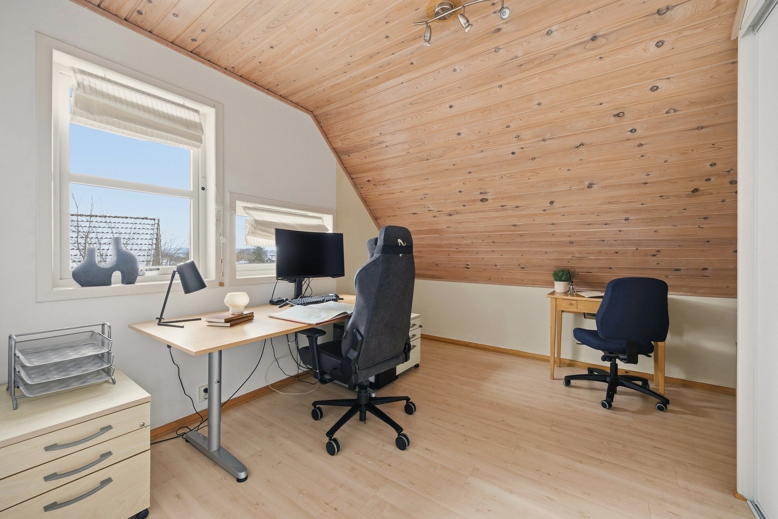 Soverom 3 har praktisk garderobeskap. Rommet passer til barneværelse og har hatt plass til en bred seng. Galleribilde