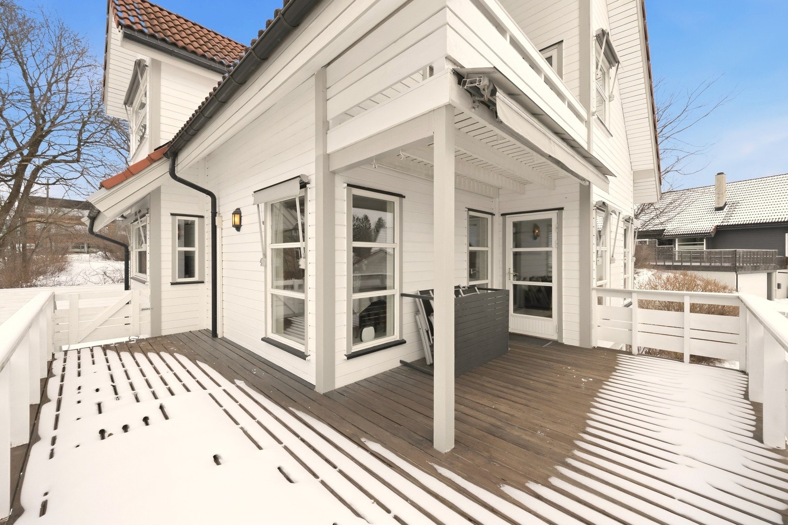 Balkongen har god plass til sittegrupper, grill, dekorativ beplanting og annet ønsket utemøblement Galleribilde