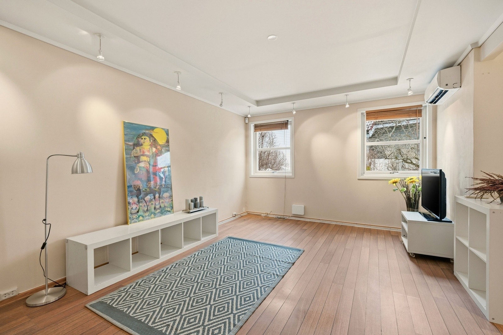 I underetasjen er det stor stue i utleiedelen med egen inngang. Galleribilde