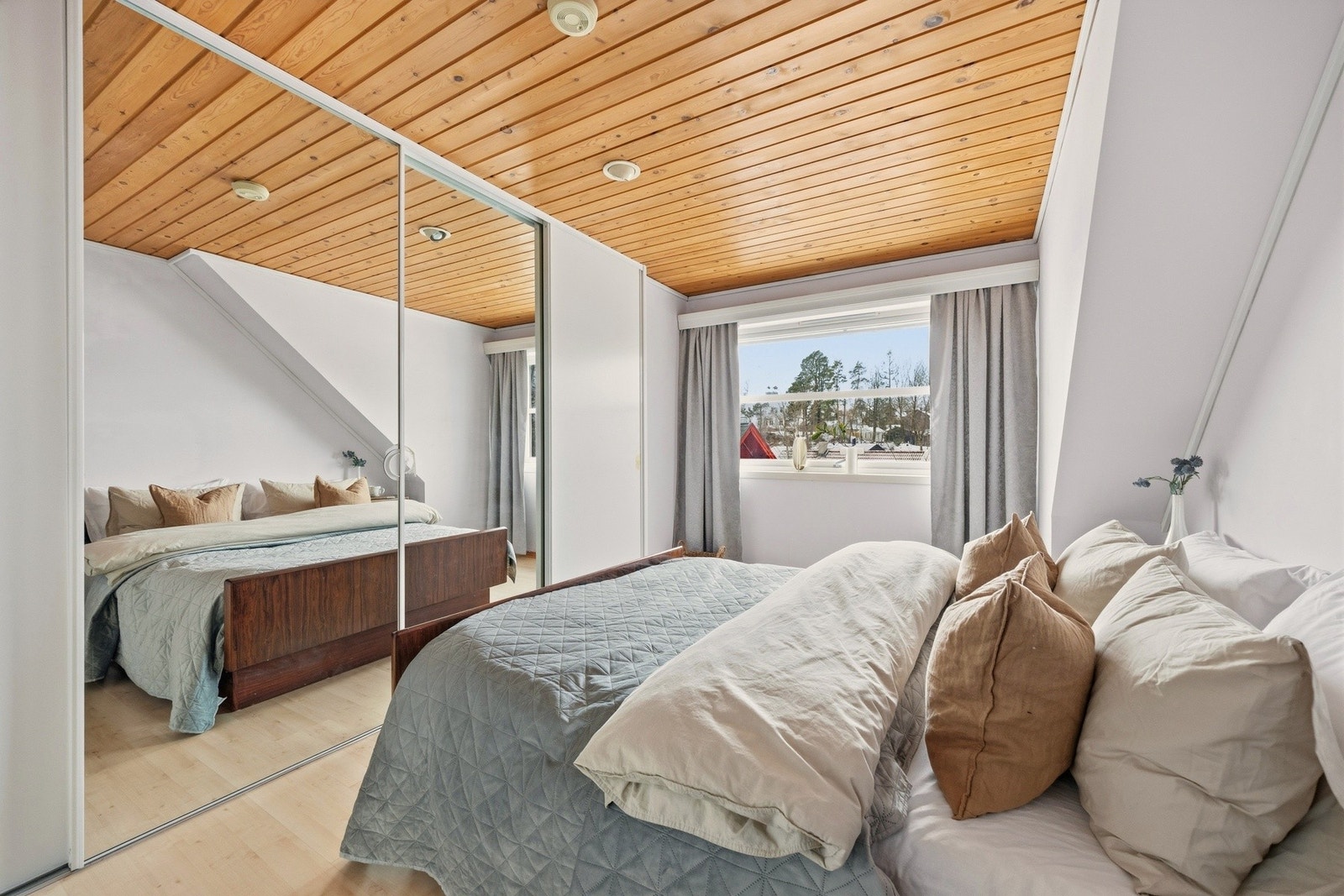 Plassbygget skyvedørsgarderobe med speilfronter i hovedsoverommet, som gir rikelig med oppbevaringsplass og samtidig skaper en romslig og lys atmosfære. Galleribilde