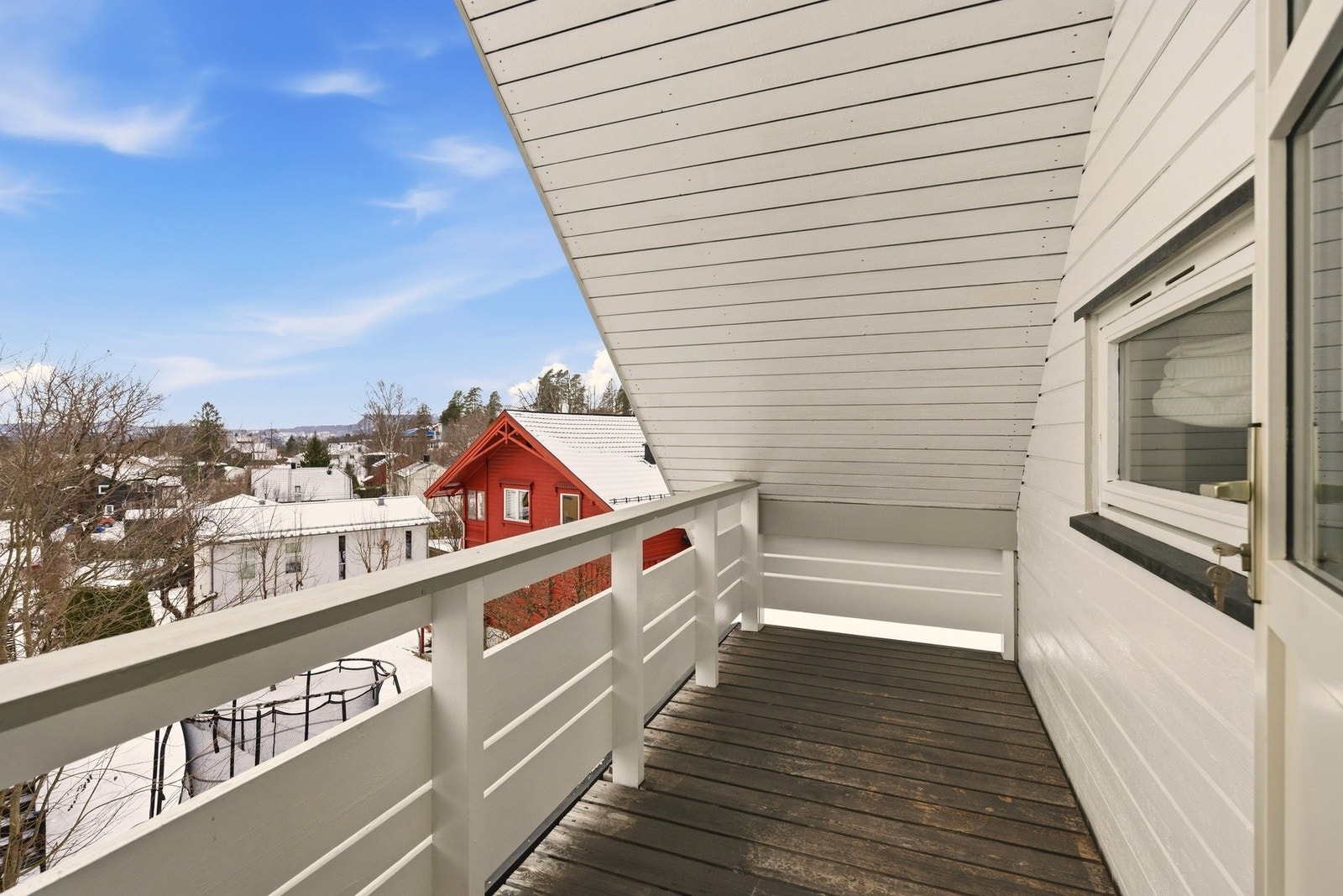 Videre er det utgang til koselig veranda med flott utsyn over nærområdet Galleribilde