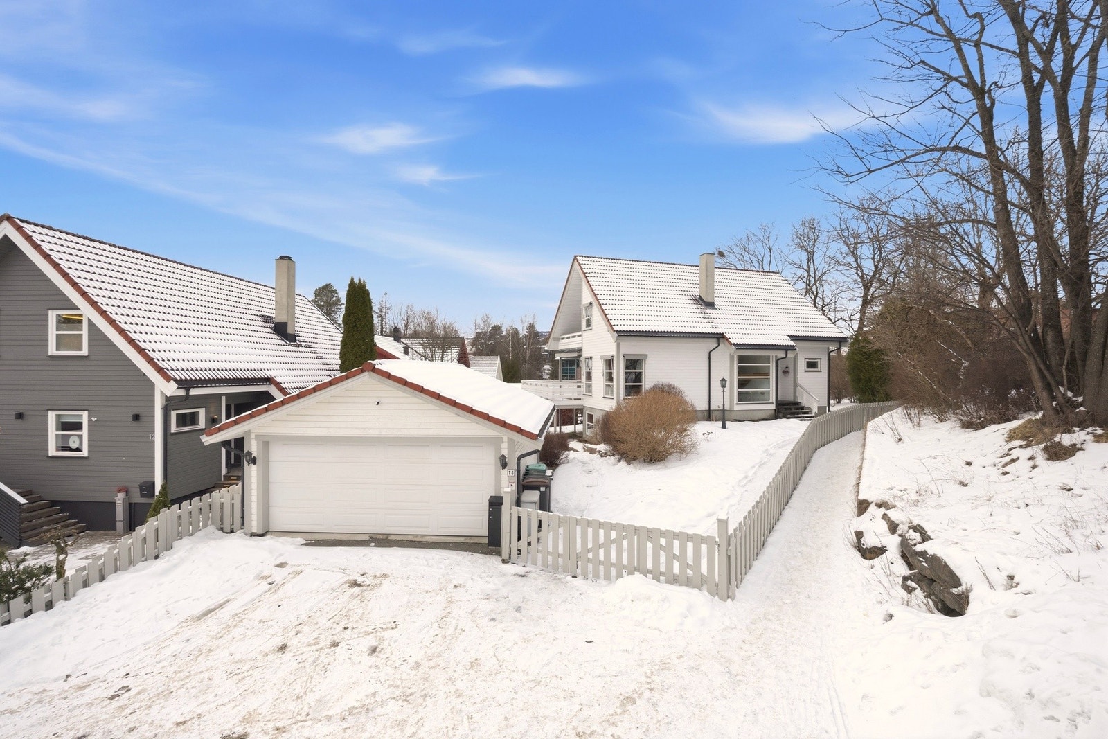 Til boligen har du enkel adkomst med bil eller med områdets flotte kollektiv transporttilbud med nærmeste busstopp kun 1 minutter unna! Galleribilde