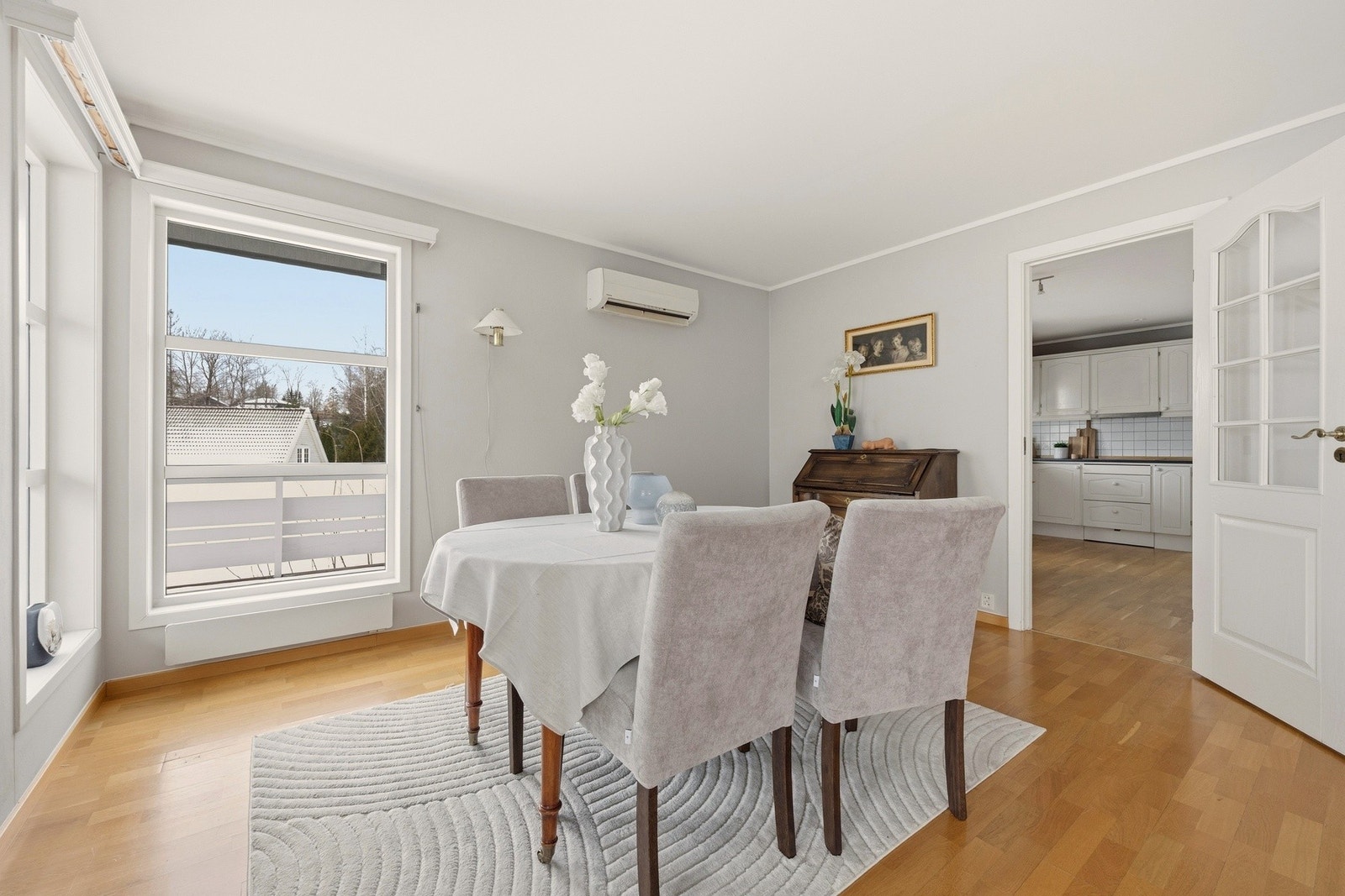 Fra spisestuedelen har du enkel og praktisk adkomst til kjøkkenet. Galleribilde