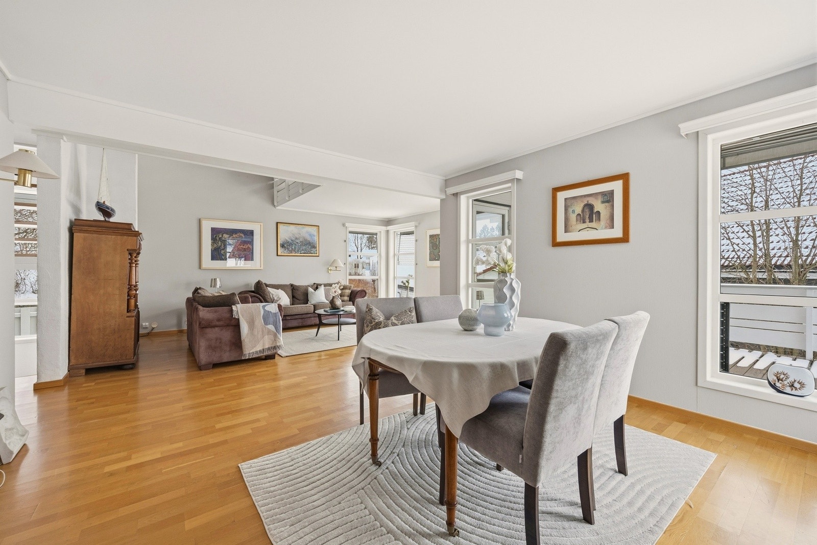 Fra stuen har du videre naturlig adkomst til den romslige og innbydende spisestuedelen. Galleribilde