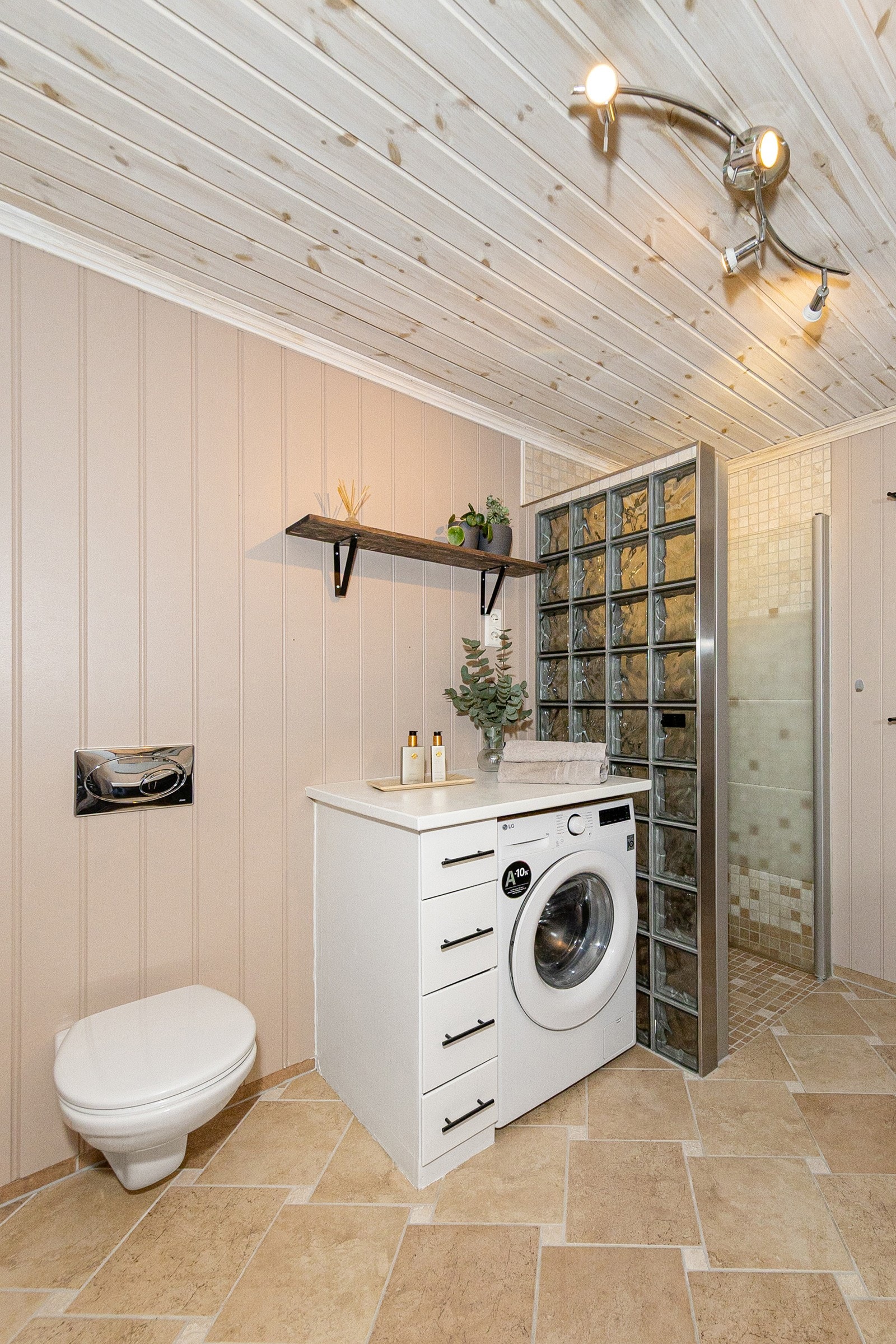 Bad/wc/vaskerom i 1. etasje Galleribilde