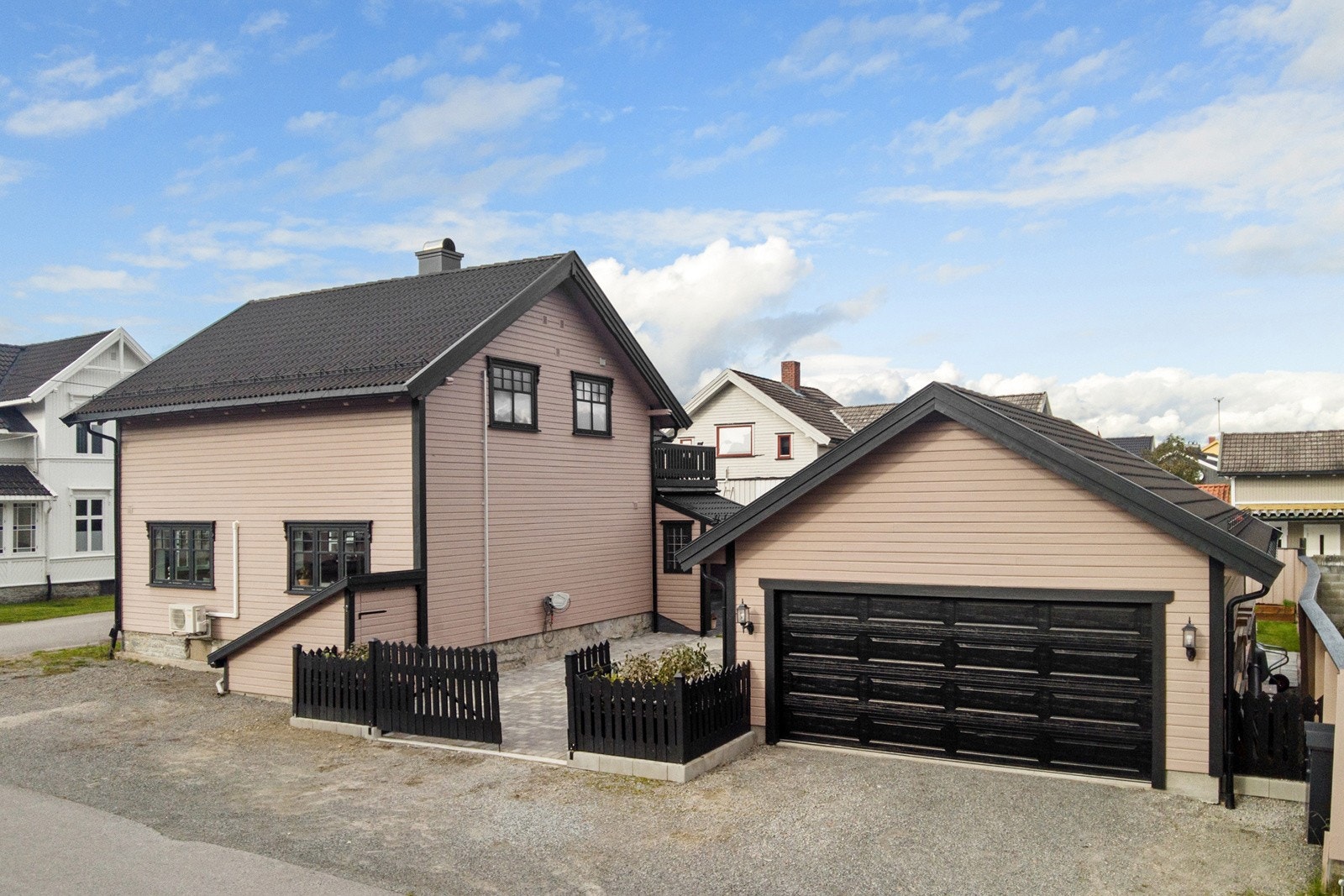 Fasade m/dobbelgarasje Galleribilde