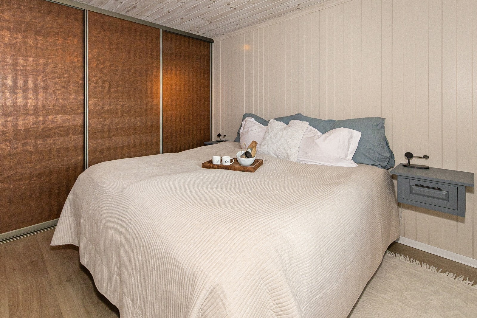 Soverom 1 i 1. etasje m/skyvedørsgarderobe Galleribilde