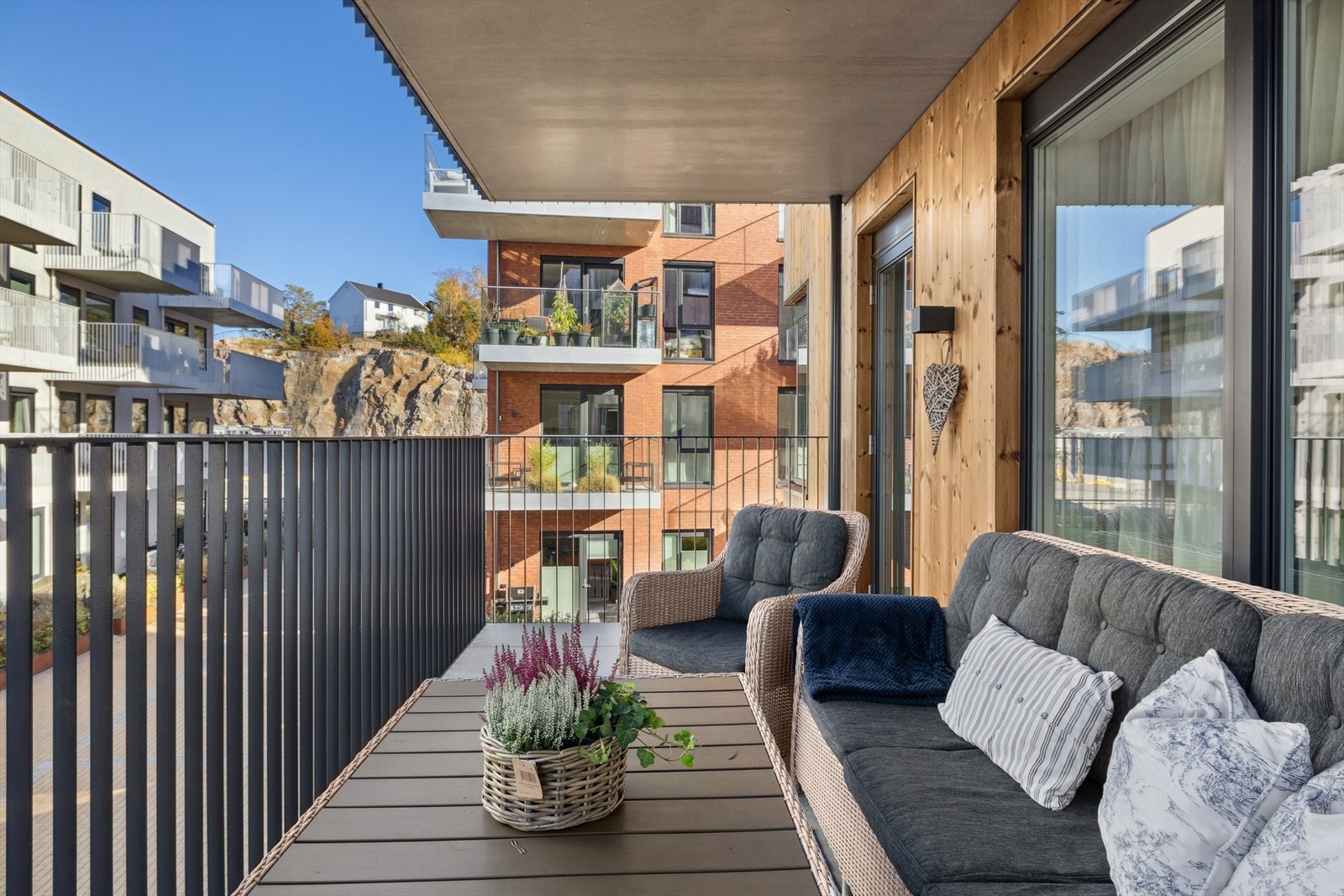 Fra den andre stuedelen er det utgang til leilighetens andre balkong. Galleribilde