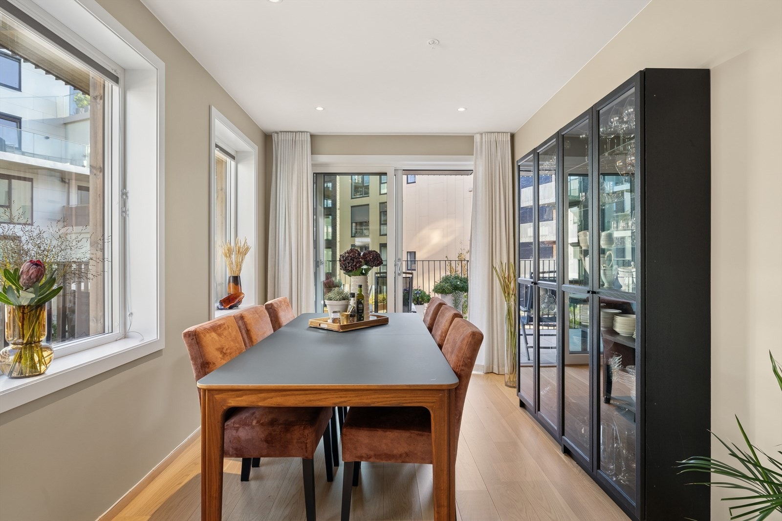 Kjøkkenet ligger i en fin løsning mot spisestuen. Galleribilde