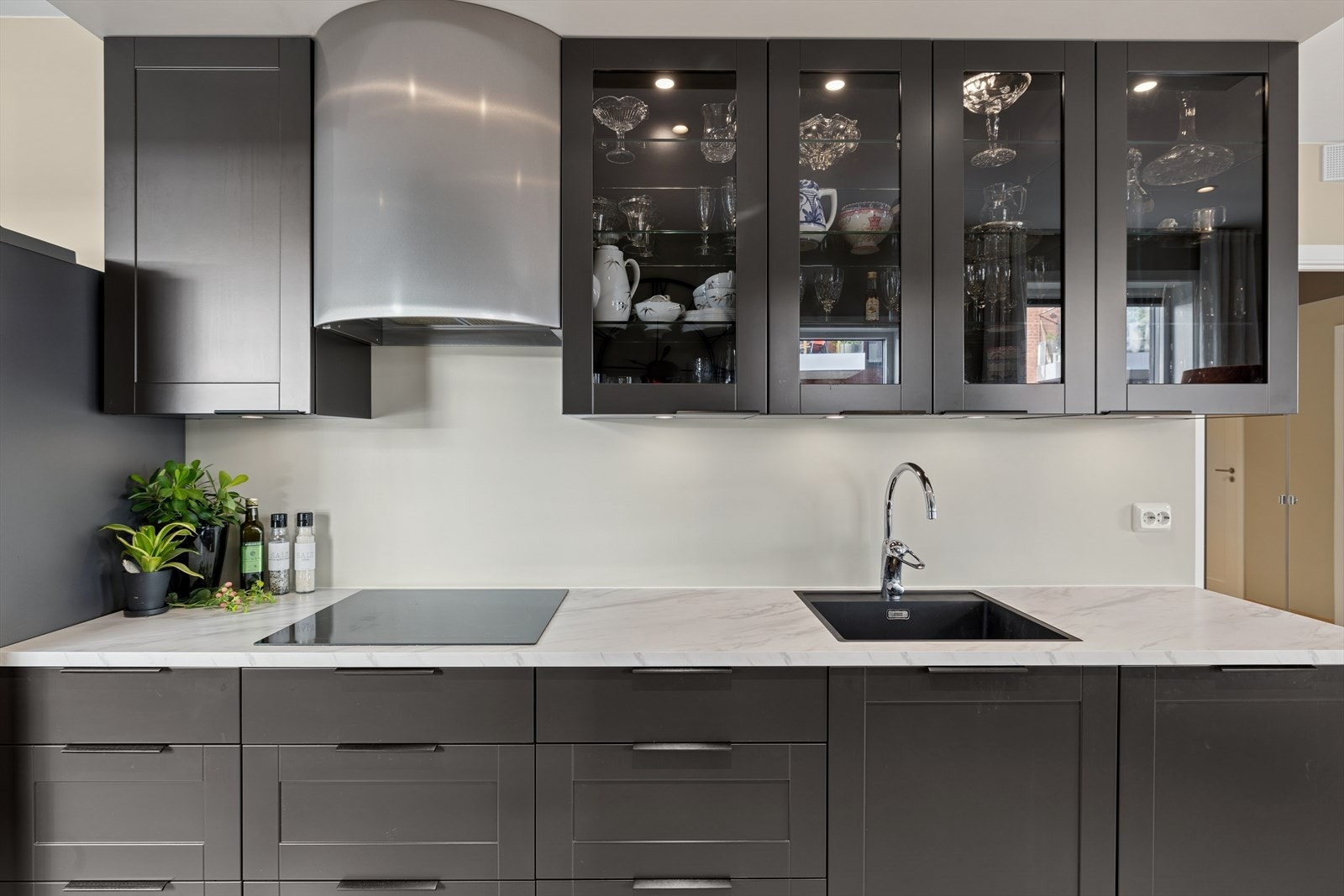 Kjøkkenet er utstyrt med kjøkkenventilator med integrert komfyrvakt og avtrekk ut av boligen. Det er også montert lekkasjesikring. Galleribilde