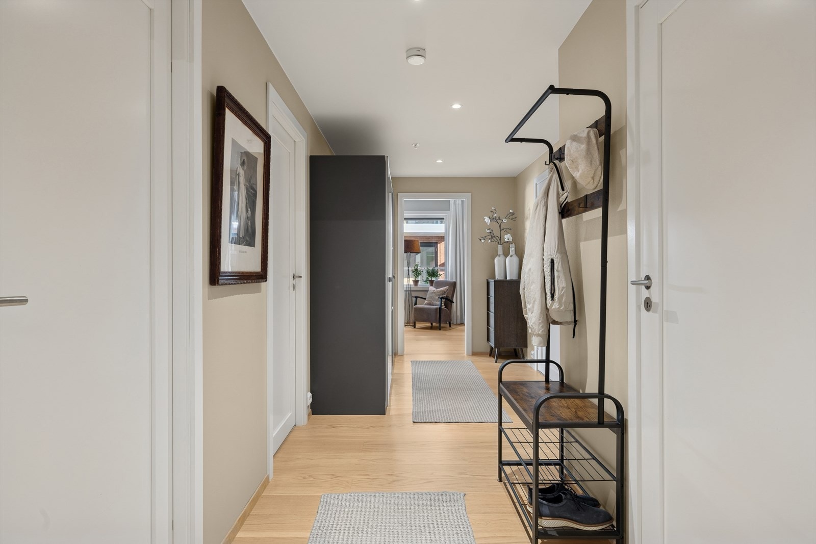 Det er enkel adkomst til leiligheten via felles trappegang, eller heis opp i byggets andre etasje. Galleribilde