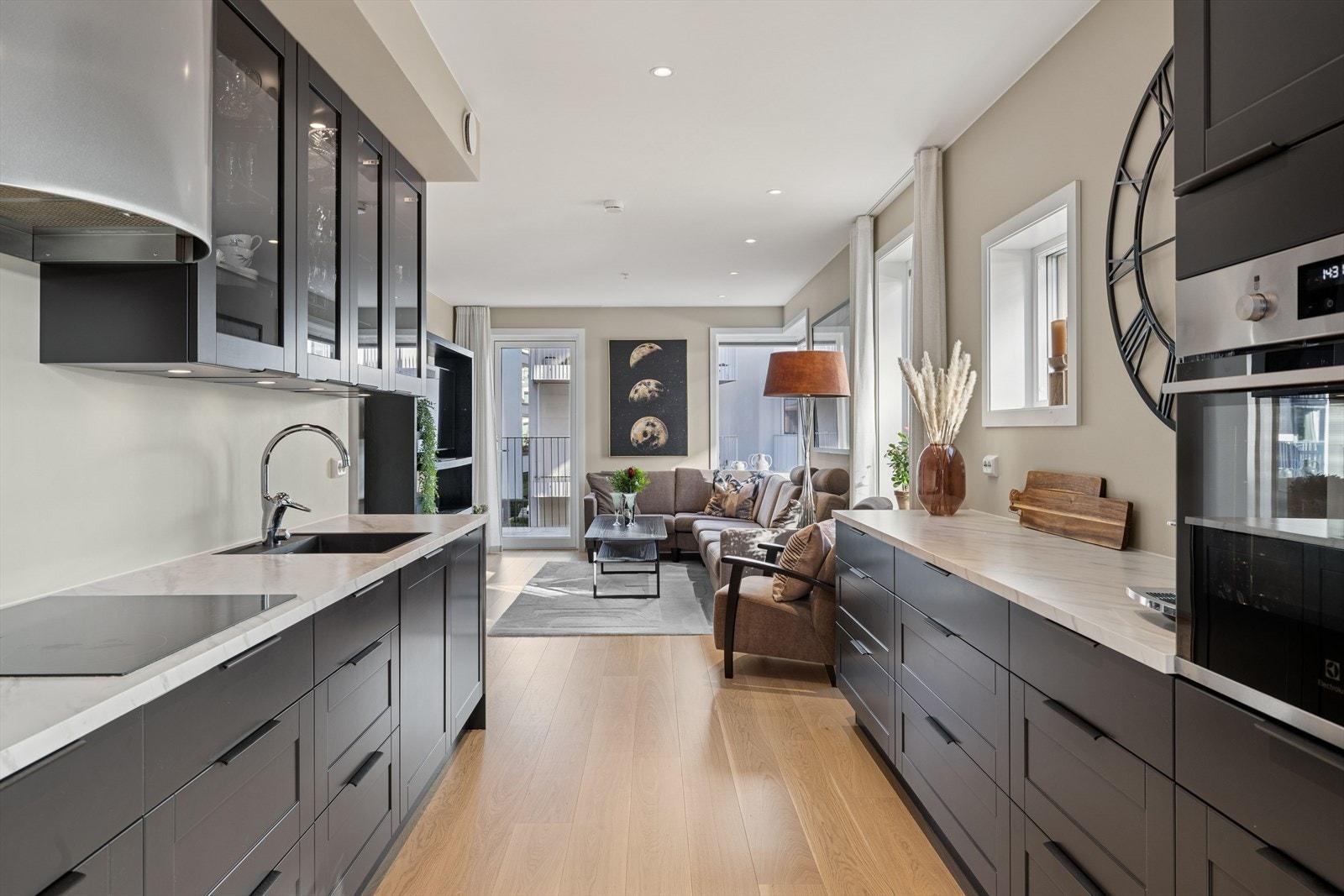 Stue og kjøkken ligger i åpen planløsning, og utgjør tilsammen et herlig allrom. Galleribilde