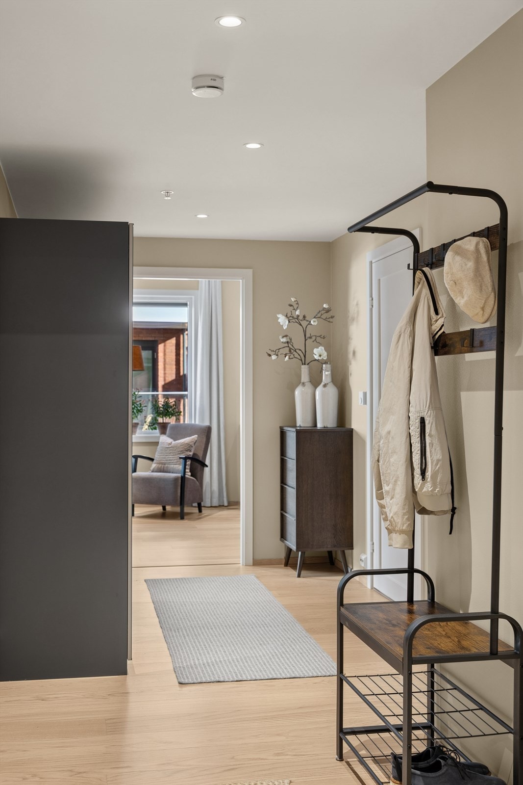 Velkommen inn - her ønskes du velkommen inn i lys entrè med plass til å henge fra deg ytterklær. Galleribilde