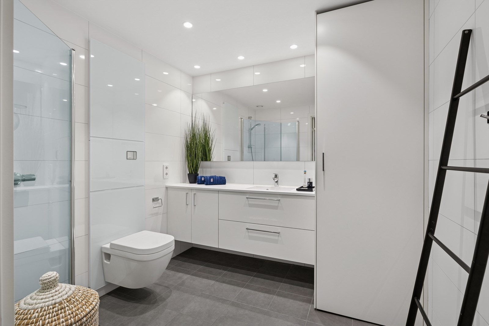 Det er vannbåren varme i gulvet og downlights i himling. Galleribilde