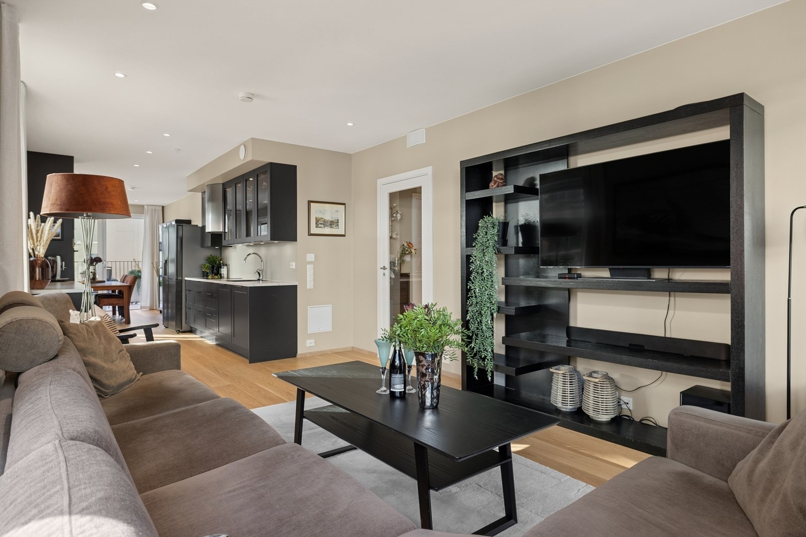 Store vindusflater slipper inn rikelig med naturlig lys og gir rommet en lys og luftig følelse. Den lyse stuen har god plass til sofagruppe og medialøsning. Galleribilde