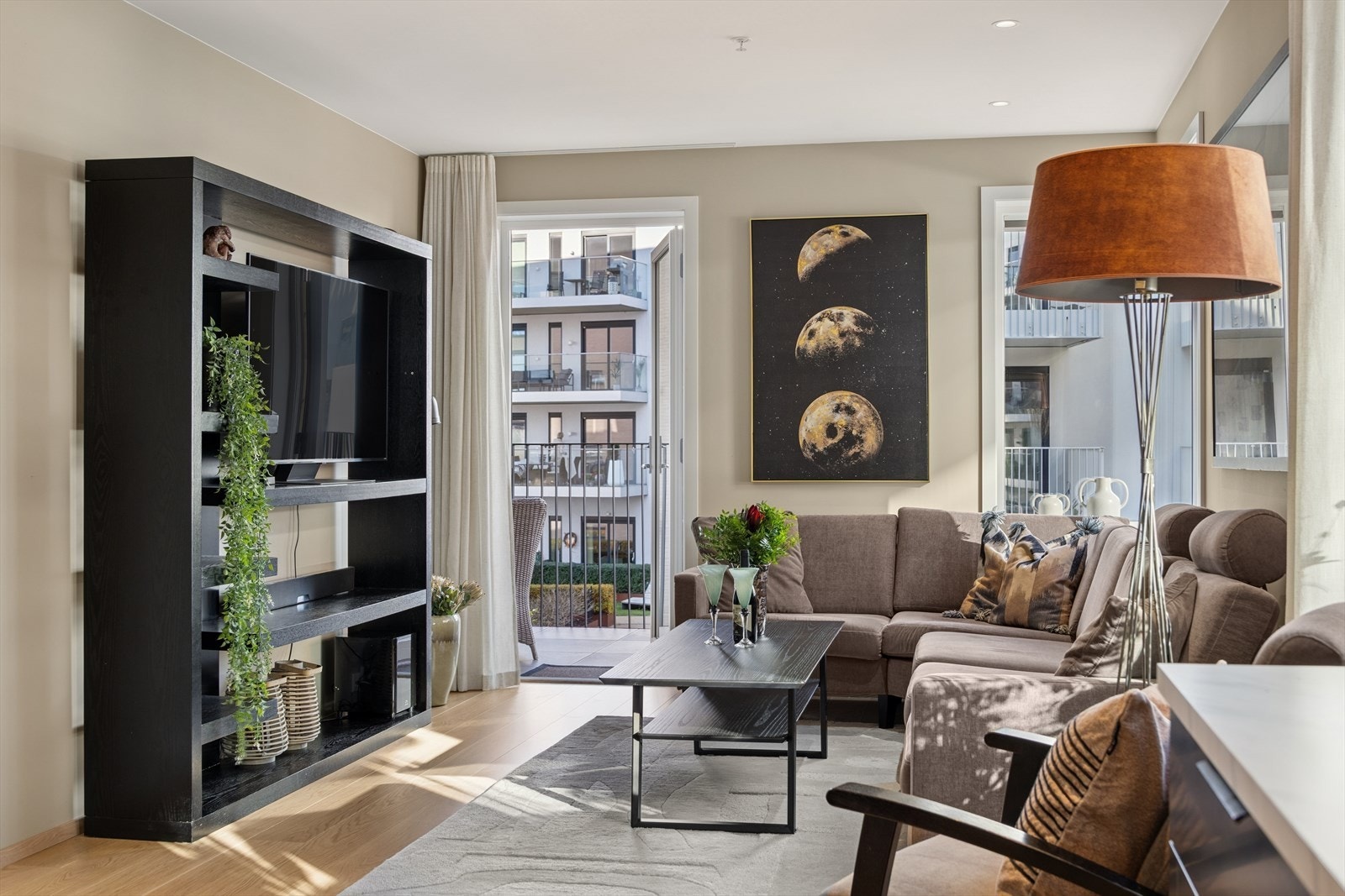 Leiligheten har to balkonger - én med utgang fra stuen og én fra spisestuen - med et samlet areal på ca. 24 kvm. Galleribilde