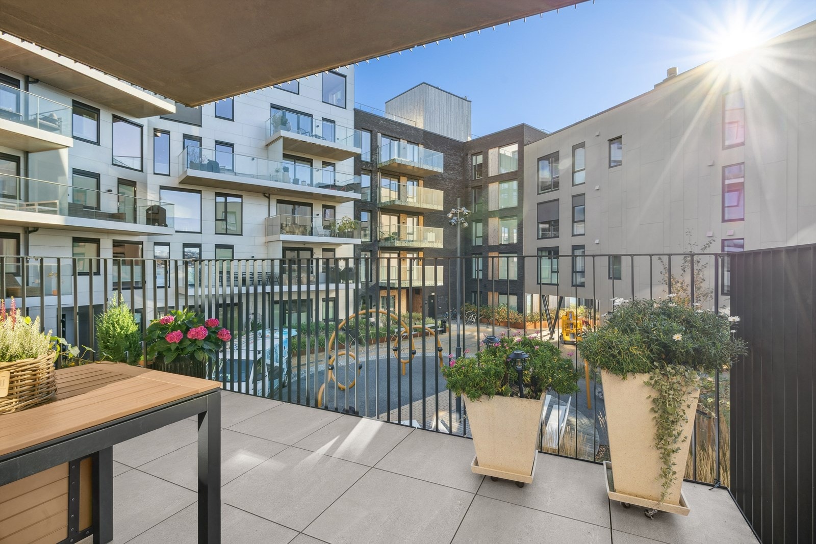 Dette er balkongen på spisestue siden, solrik og utsyn mot gårdsrom og sjøen! Galleribilde