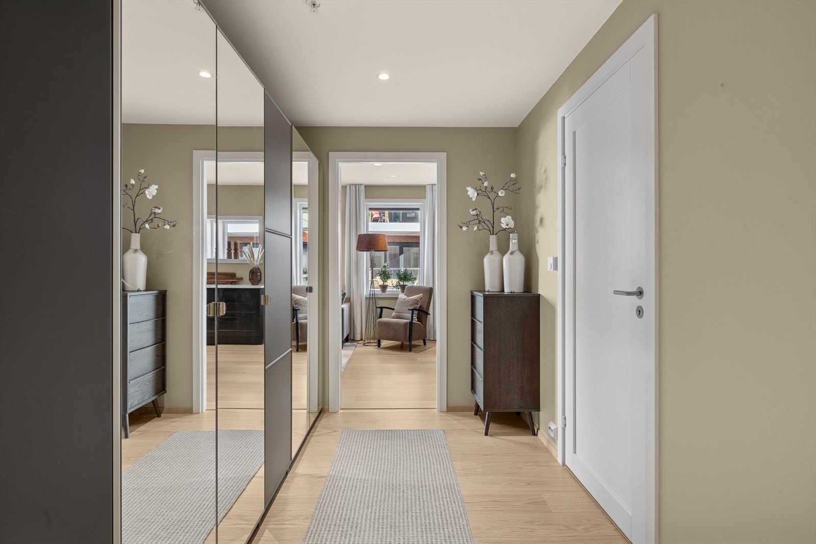 I entréen finnes et romslig garderobeskap som gir god oppbevaringsplass. Galleribilde