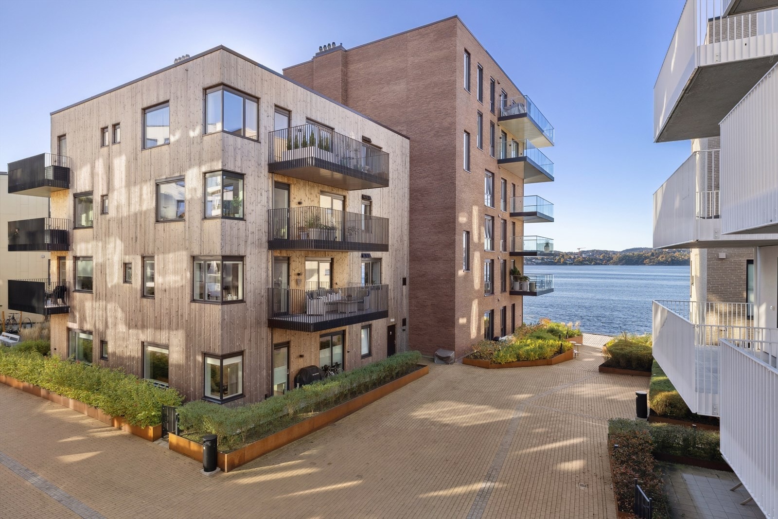 Kanalbyen er et nytt boligområde i Kristiansand som allerede har blitt et populært og godt sted å bo. Kanskje ikke så overraskende at Kanalbyen er blitt et populært boligområde, ved sjøkanten. Galleribilde