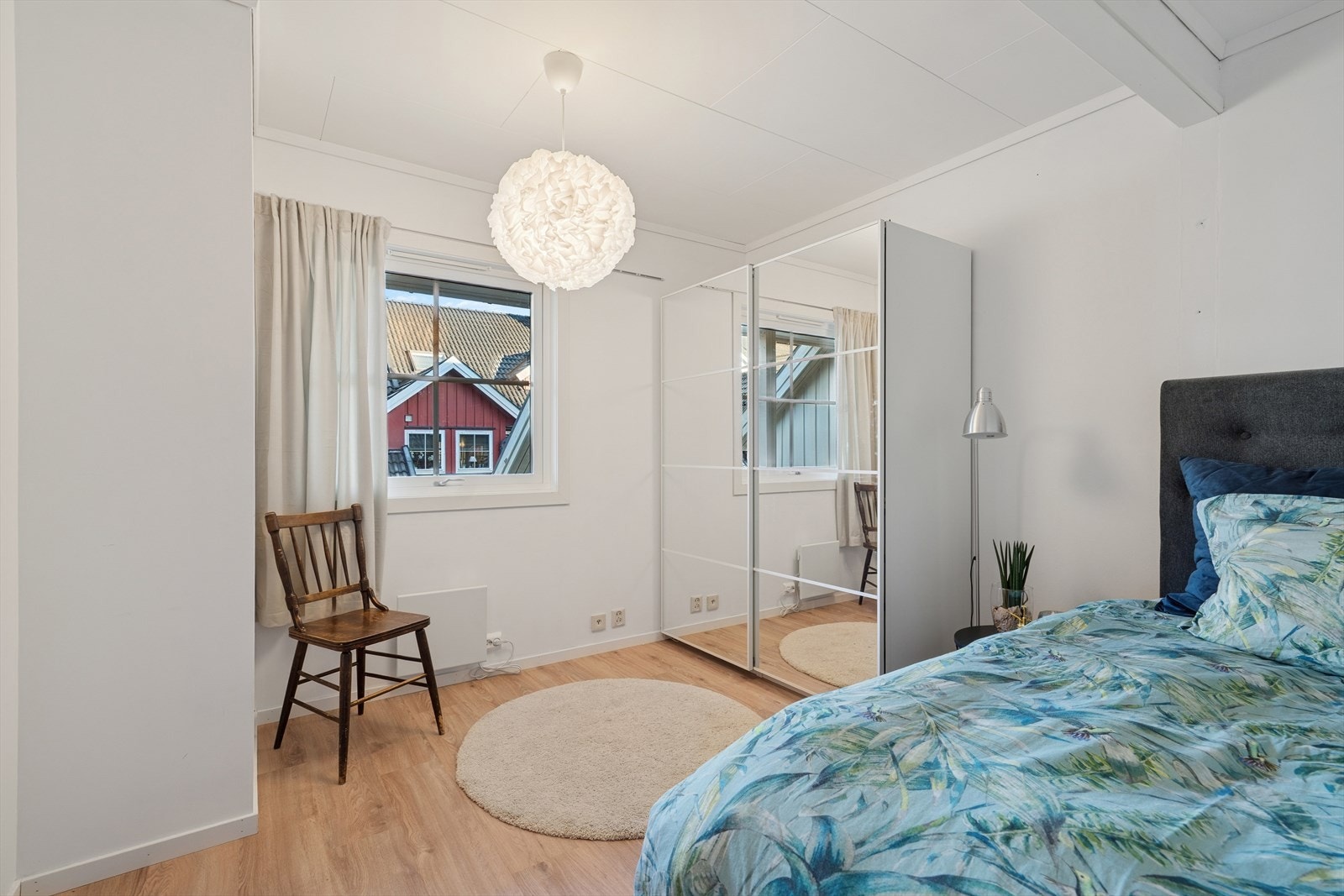 Leilighetens tredje soverom ligger i hovedetasjen - dette er utstyrt med skyvedørsgarderobe Galleribilde