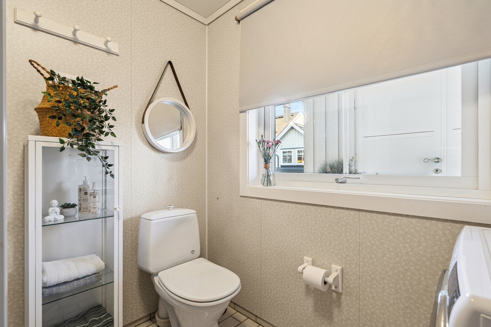 Det er også opplegg for vaskemaskin på dette badeværelset Galleribilde