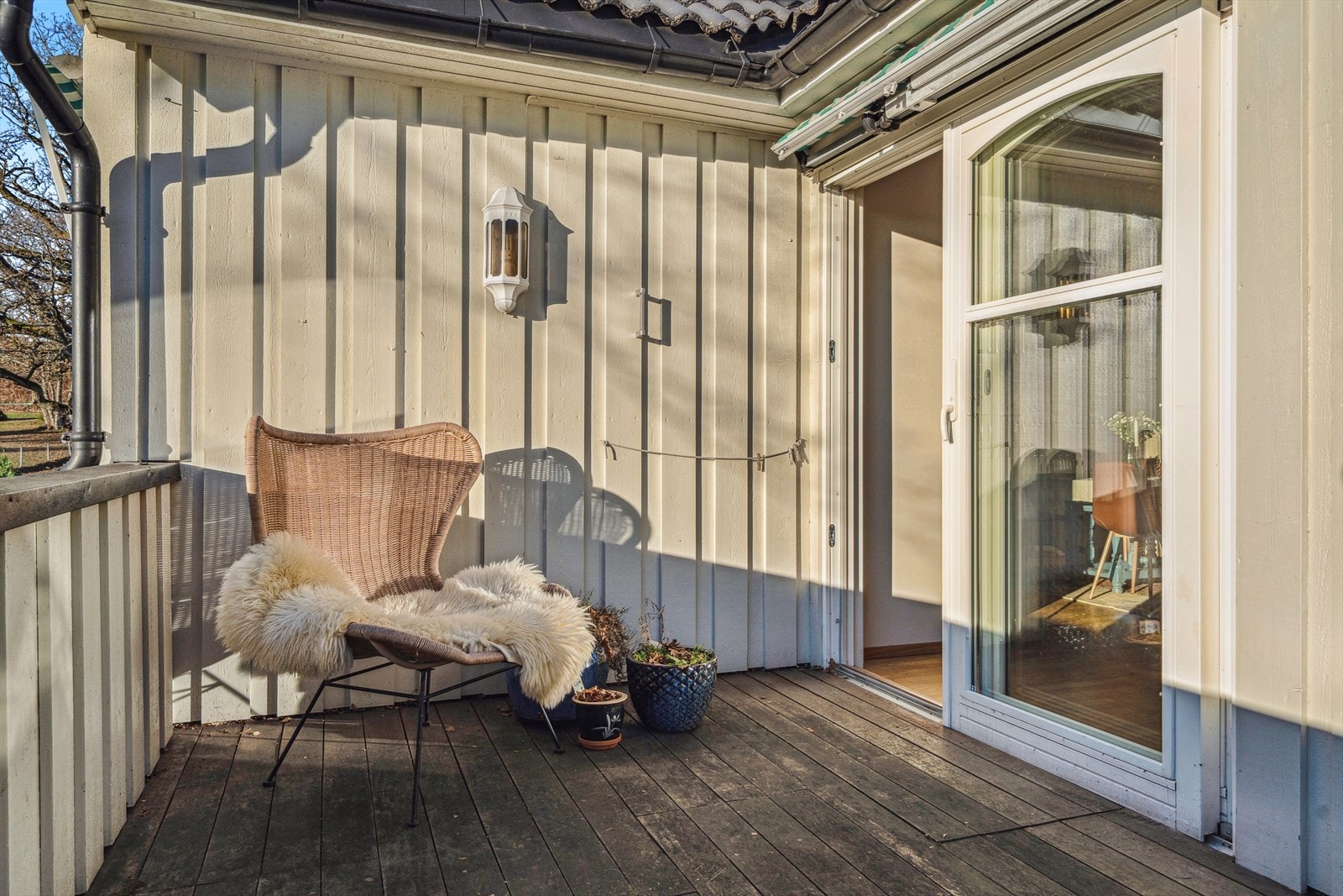 Det er god plass til både spisebord og loungemøbler Galleribilde