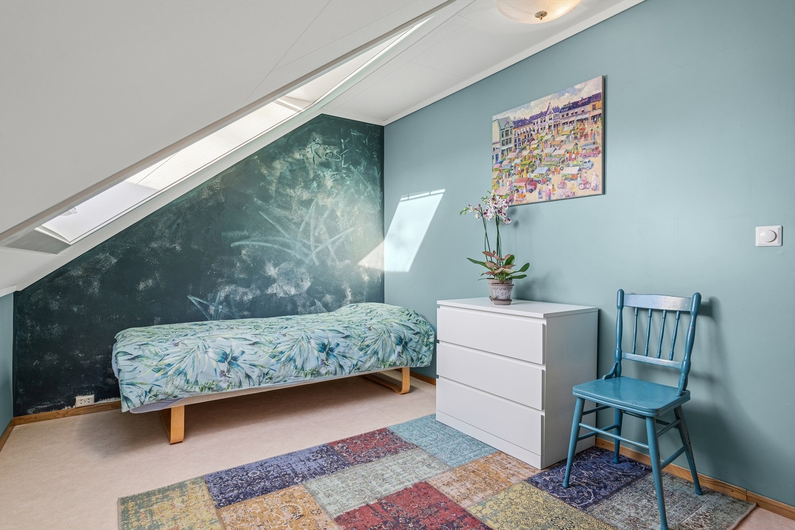 Romslig soverom med lunt belegg på gulv Galleribilde