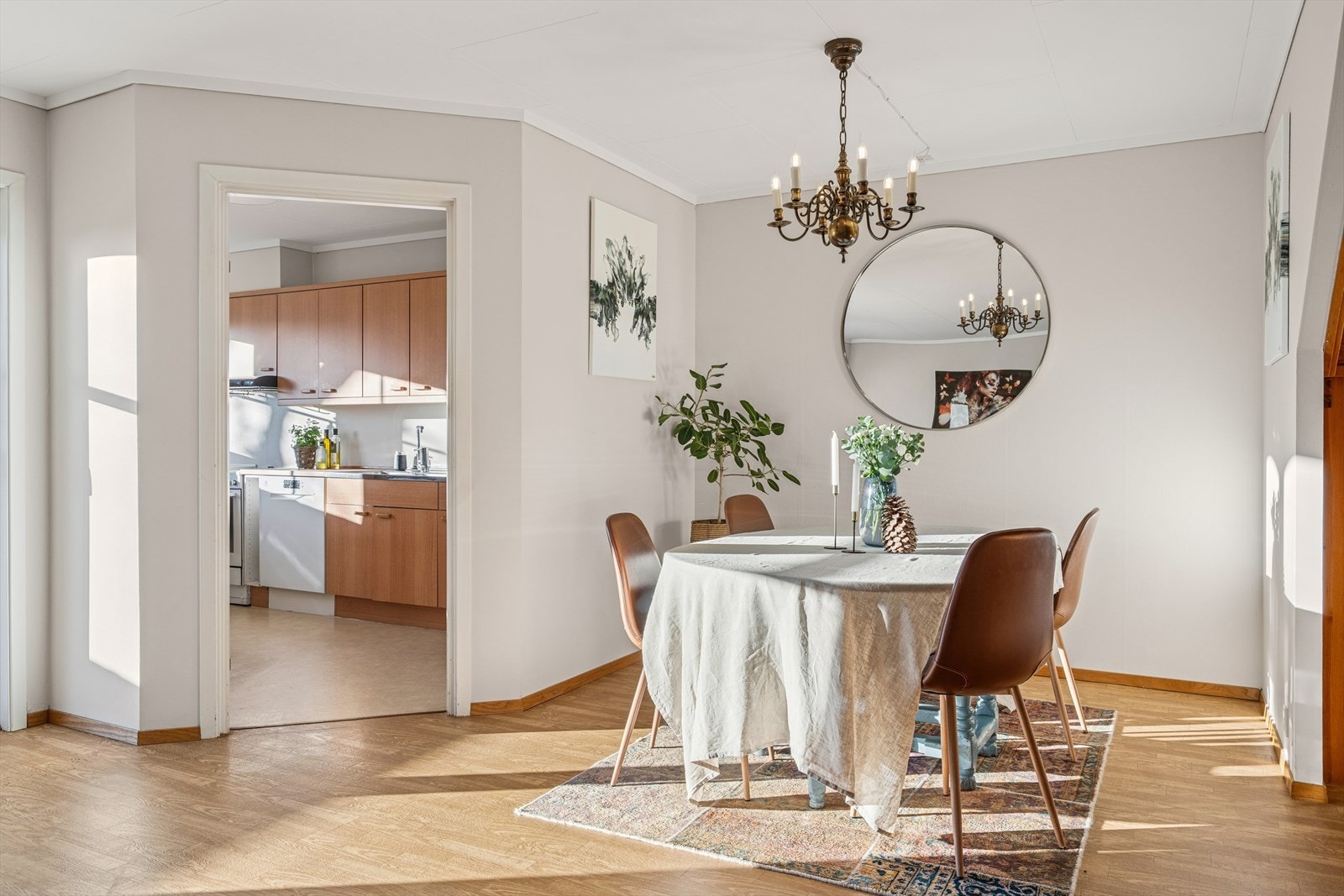 Fra spisestuen er det enkel tilgang til kjøkken Galleribilde