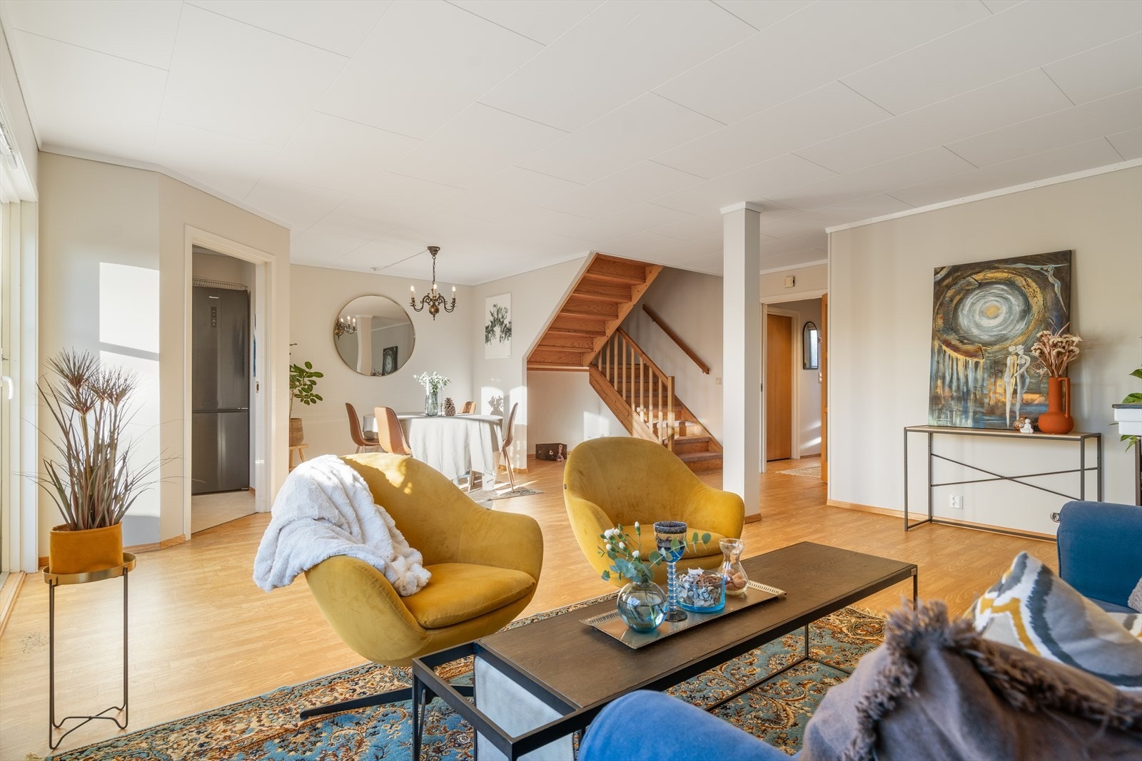 Leilighetens hovedetasje er holdt i klassiske nyanser og i stue er det lettstelt belegg på gulv Galleribilde