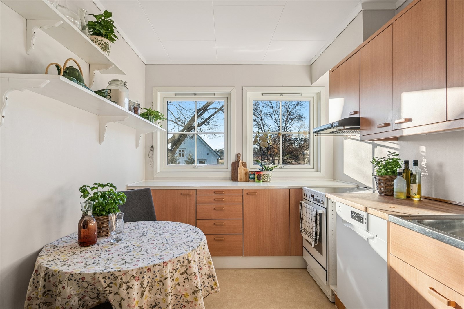 Også på kjøkken er det godt med naturlig lys fra sydvendte vinduer Galleribilde