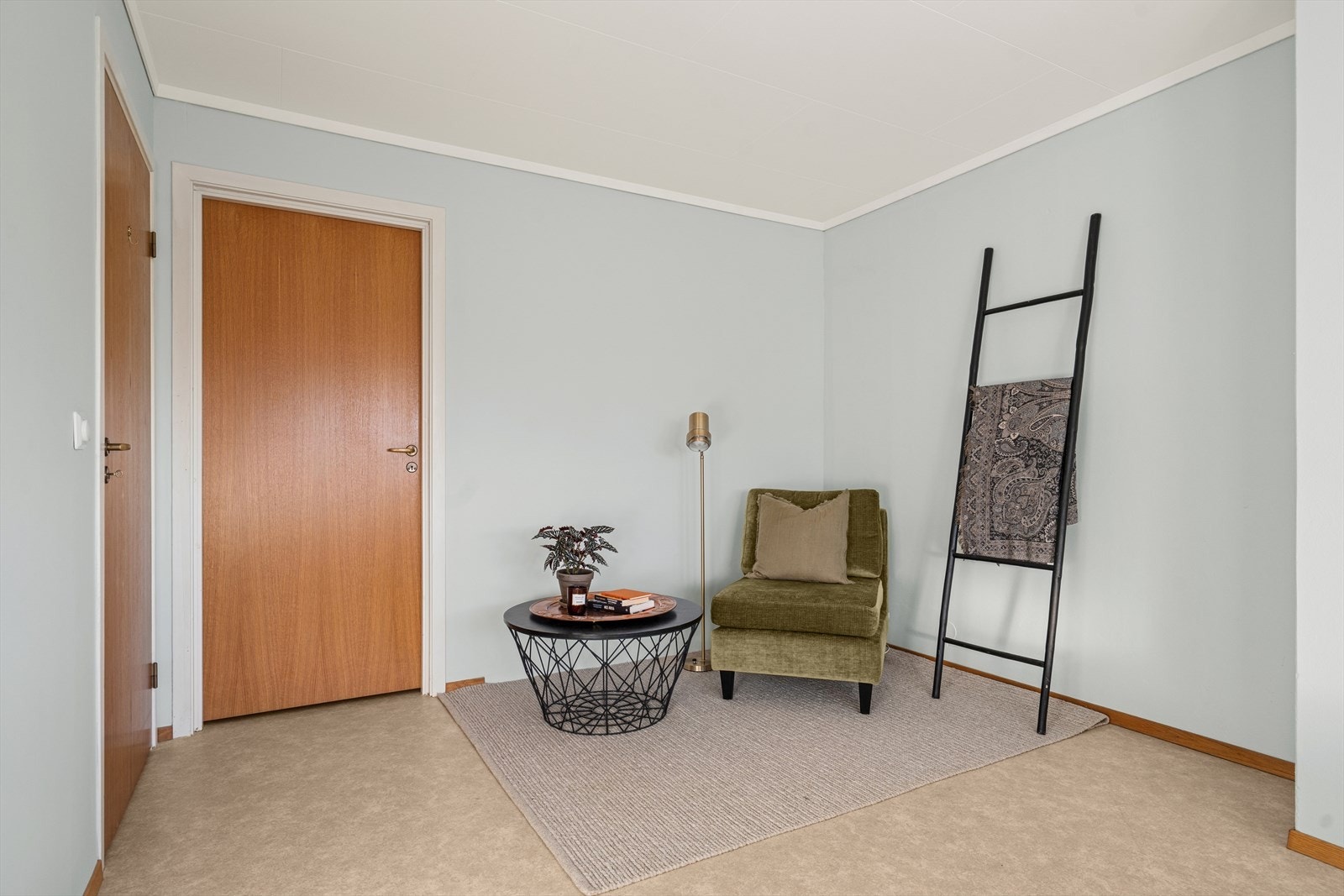 På soveværelset er det godt med plass for både seng, sminkebord og skap Galleribilde