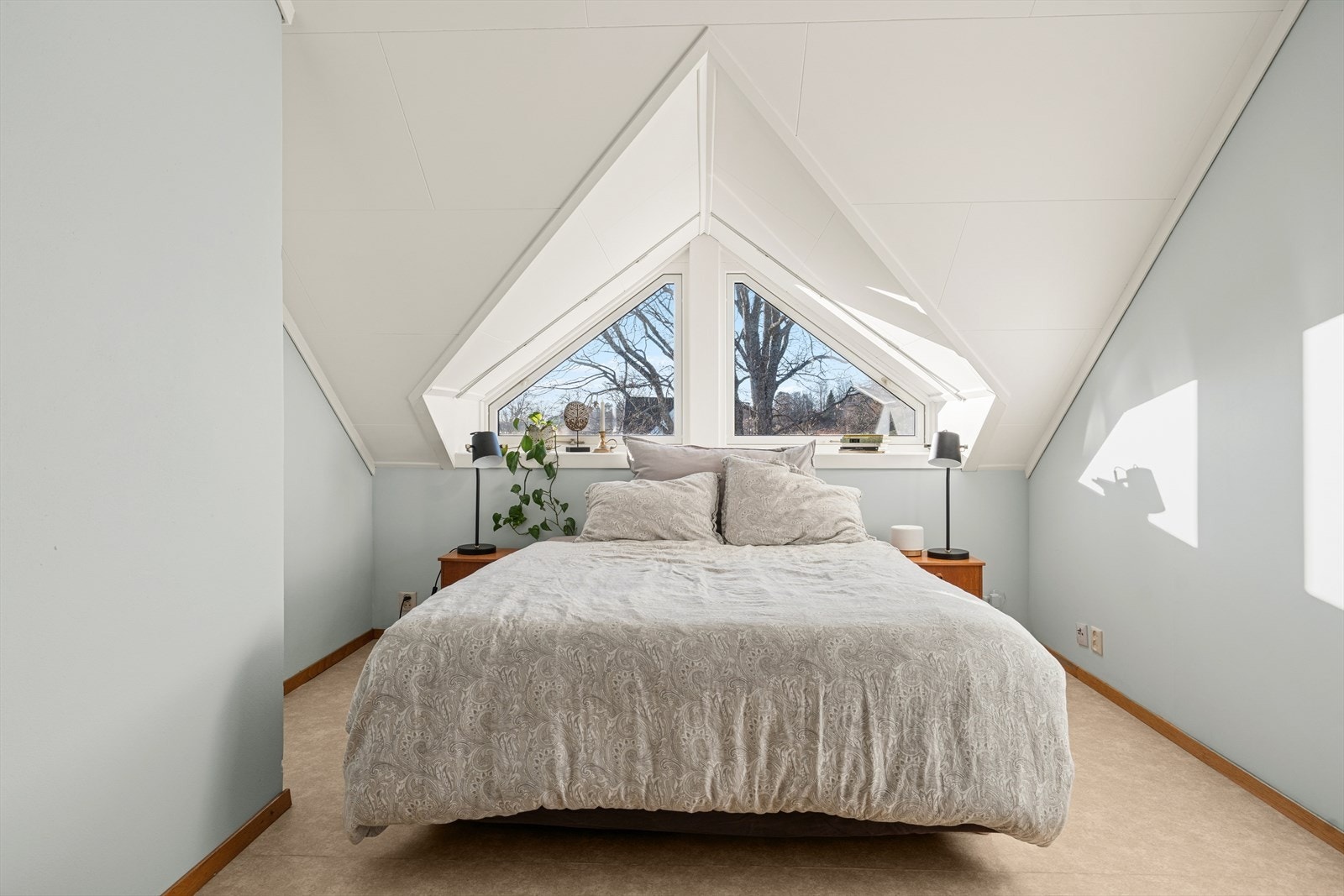 Spennende vindusflater som gir værelset karakter Galleribilde