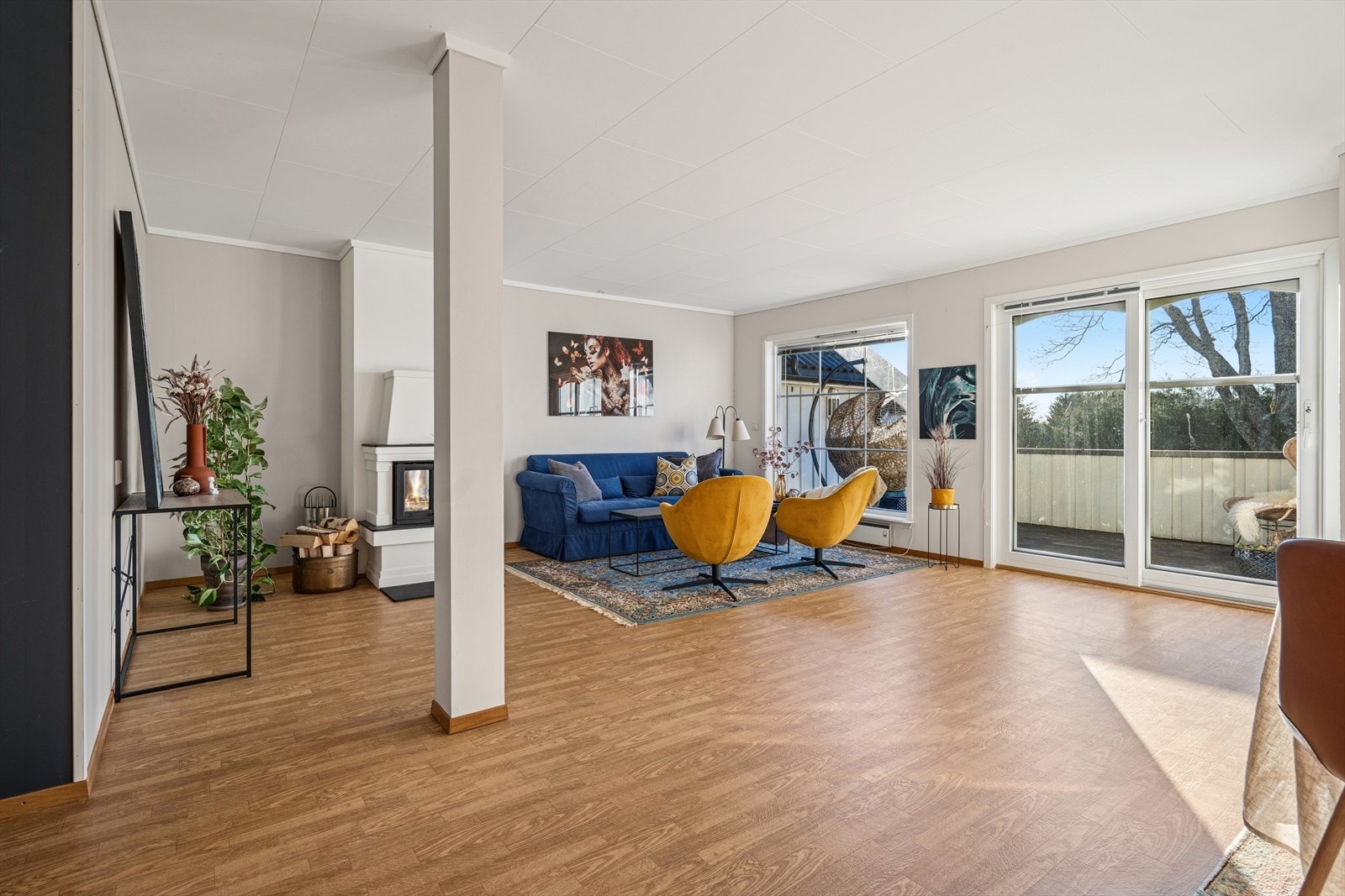 Stuens størrelse og planløsning gjør den enkel å møblere med både stuemøblement og spisebord Galleribilde