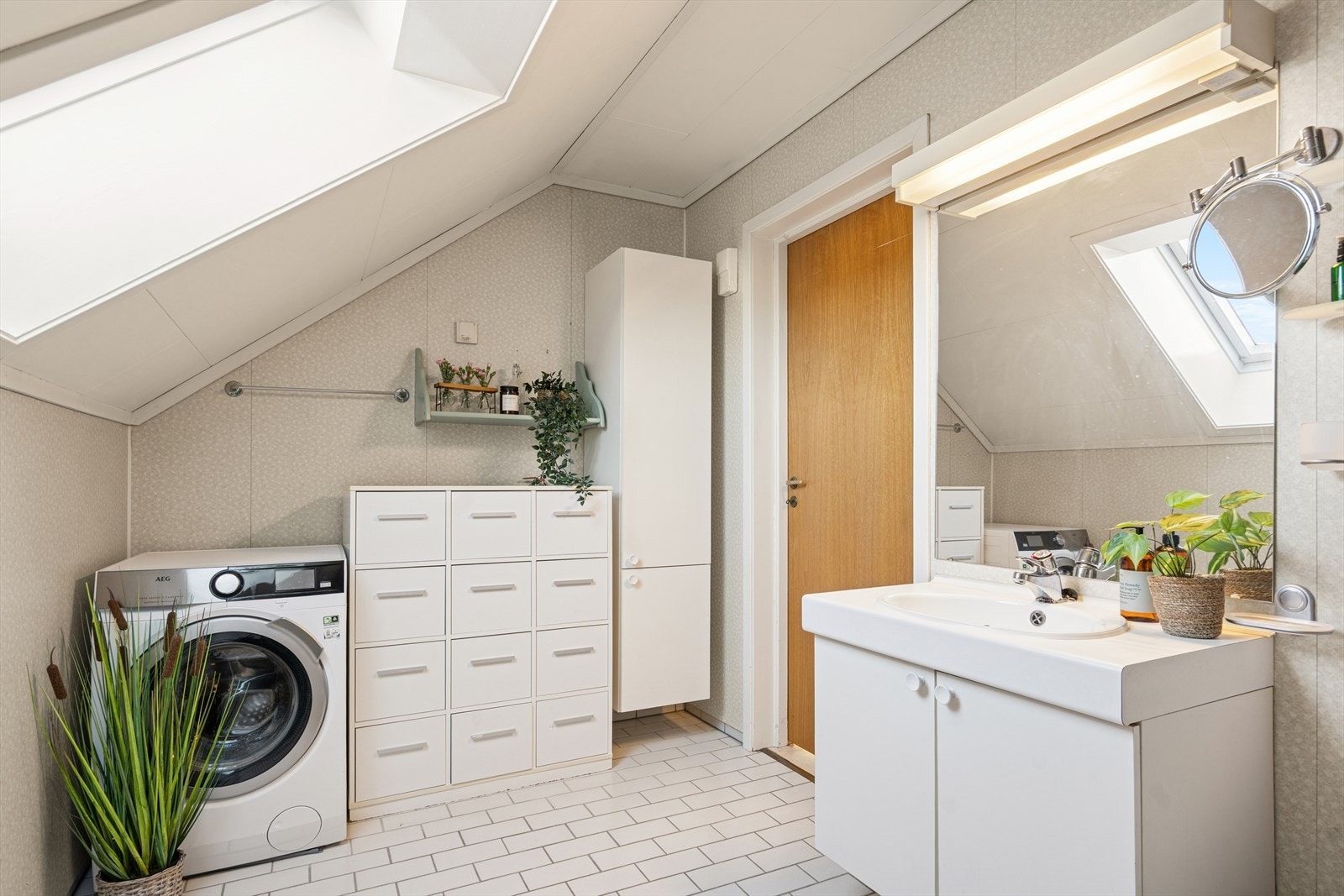 Her er det også opplegg for vaskemaskin samt godt med skapplass Galleribilde