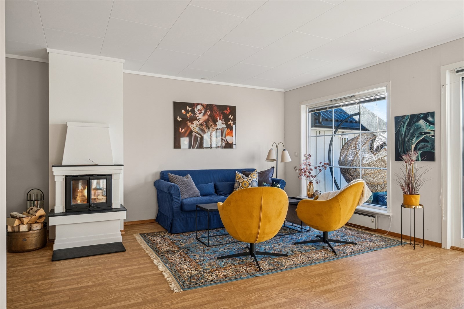 Stuen har godt med lys fra store sydvendte vinduer Galleribilde