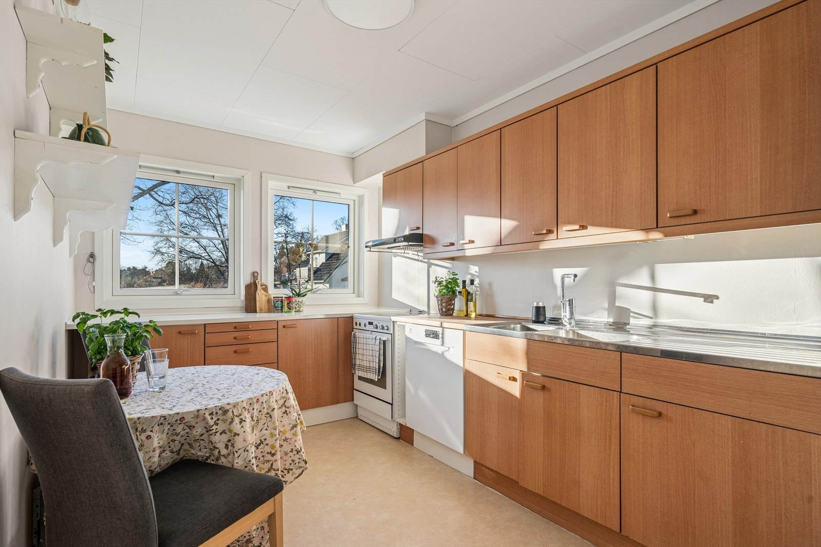 Kjøkkenet har godt med skap- og benkeplass Galleribilde