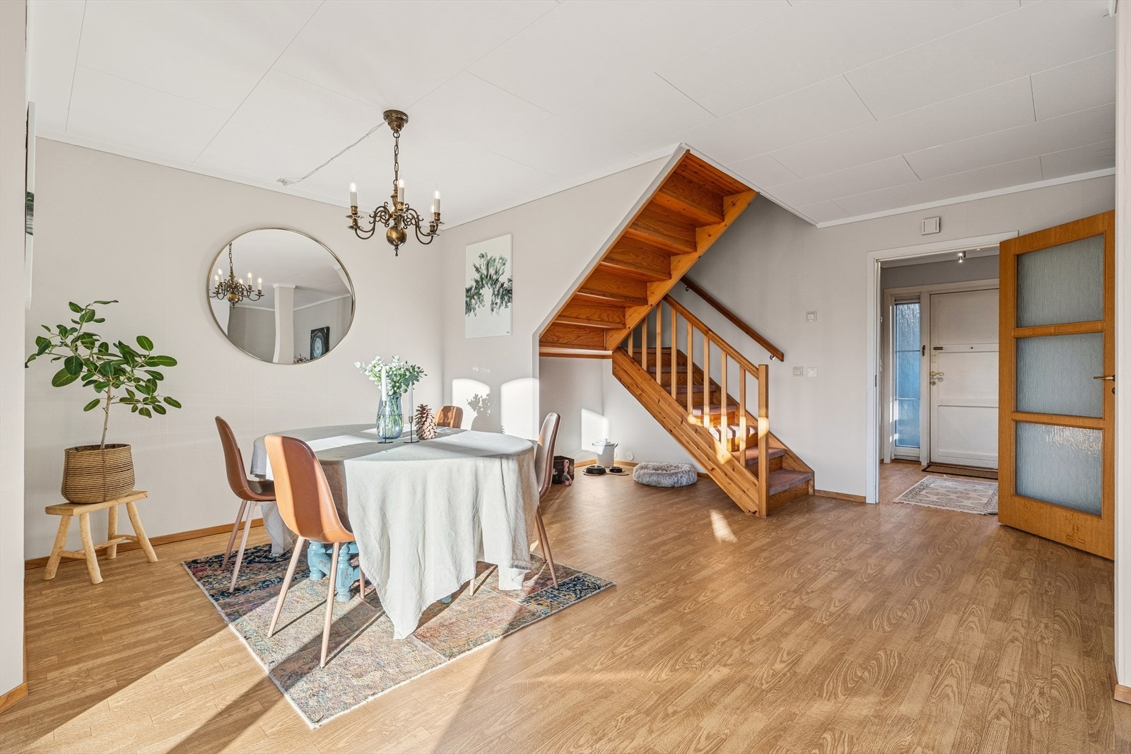 Fra stuen tar vi turen opp til leilighetens andre plan Galleribilde