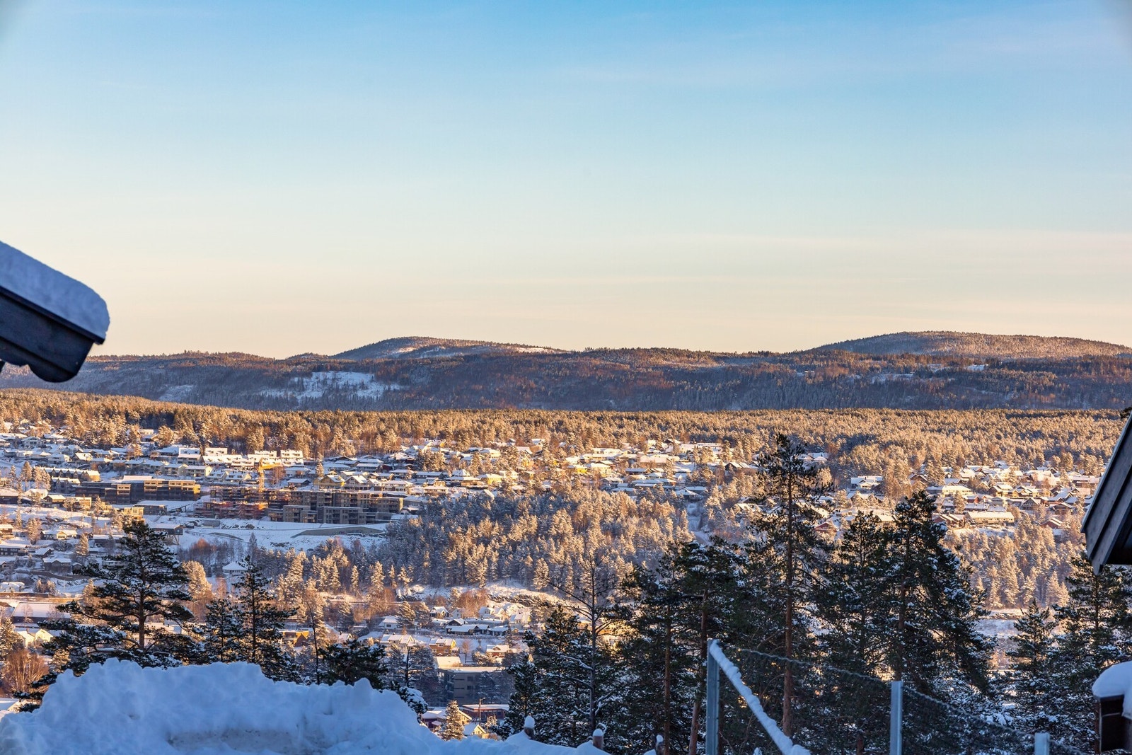 Fra hytta har du fin utsikt mot Kongsberg sentrum. Galleribilde