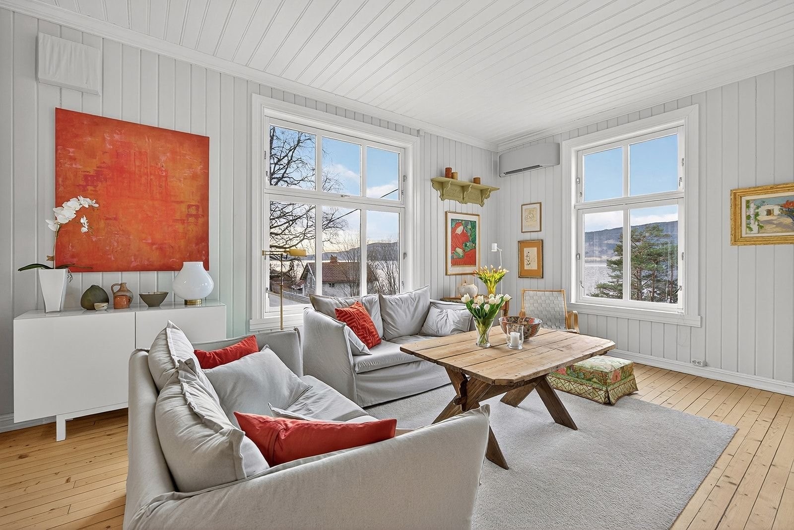 Suten har utsikt til Mjøsa både vestover og sydover Galleribilde