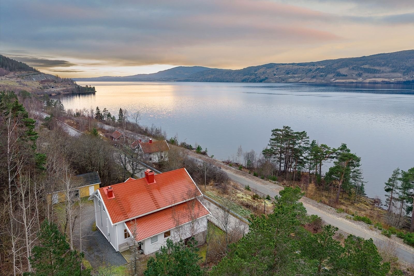 Fantastisk utsikt over Mjøsa og 70 meter til vannkanten. Uthus med carport og 4 romslige boder. Galleribilde