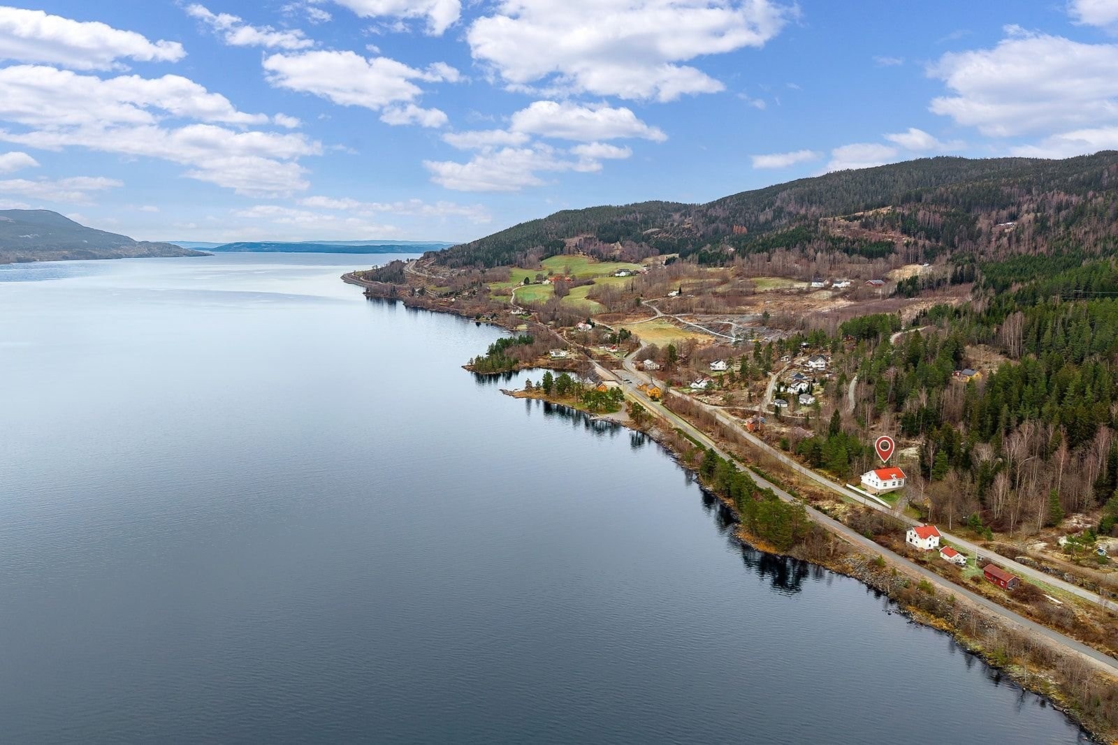 Fra huset ser du helt til Nes i nord og Minnesund i sør. ca 100 meter nord for eiendommen ligger gamle Morskogen Stasjon, med båtplasser/slipp og brygger, grillplass, badeplass og volleyballbane. Galleribilde