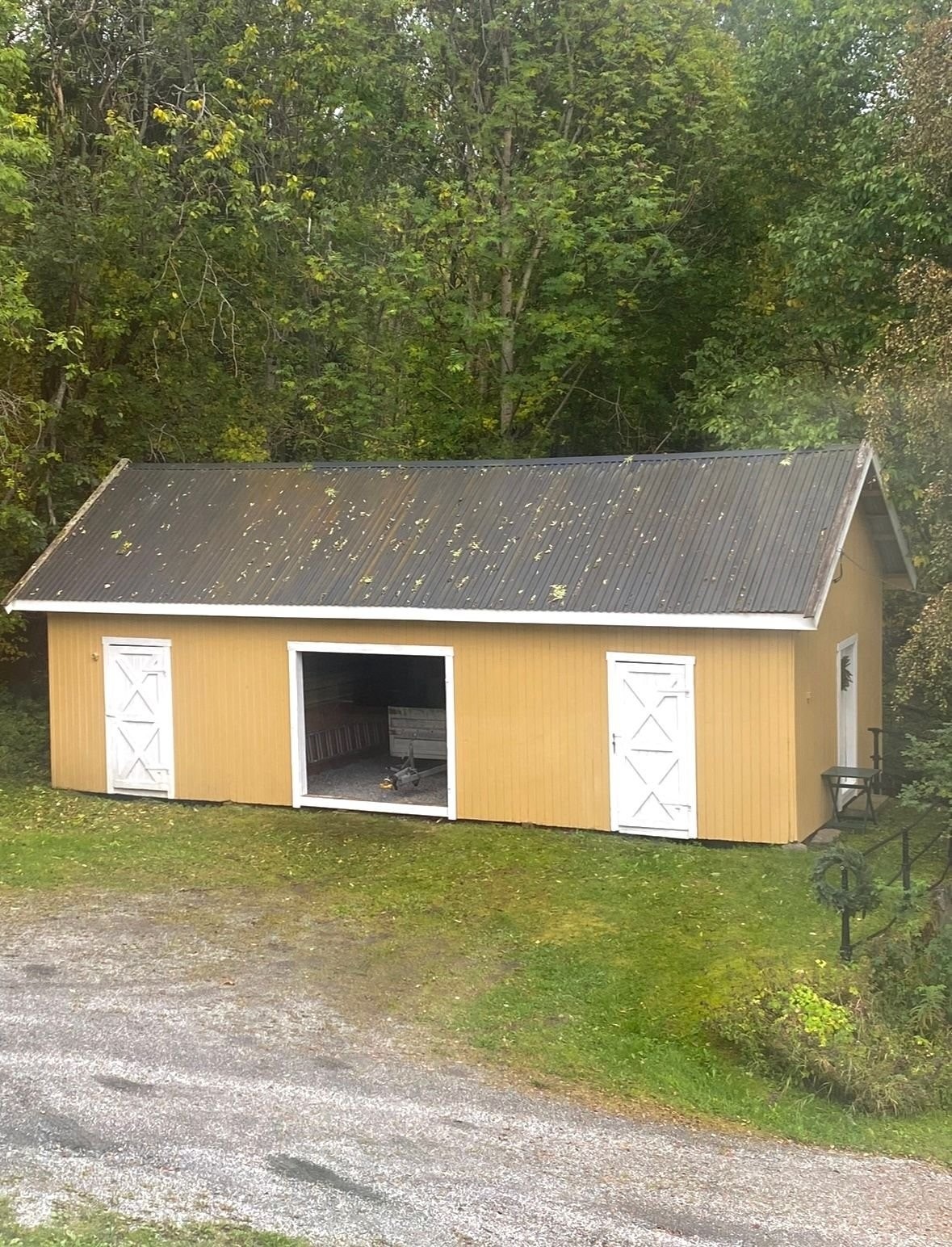 Uthus med Carport og fire romslige boder. Galleribilde