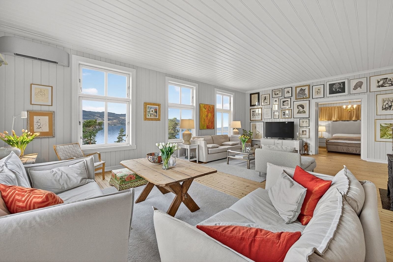 romslig stue med mulighet for flere soner og med fantastisk utsikt over Mjøsa. Galleribilde