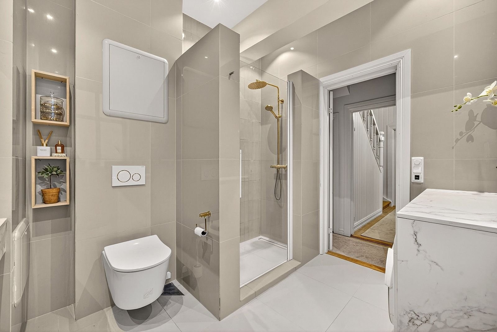 Stor dusj og vegghengt toalett. Galleribilde