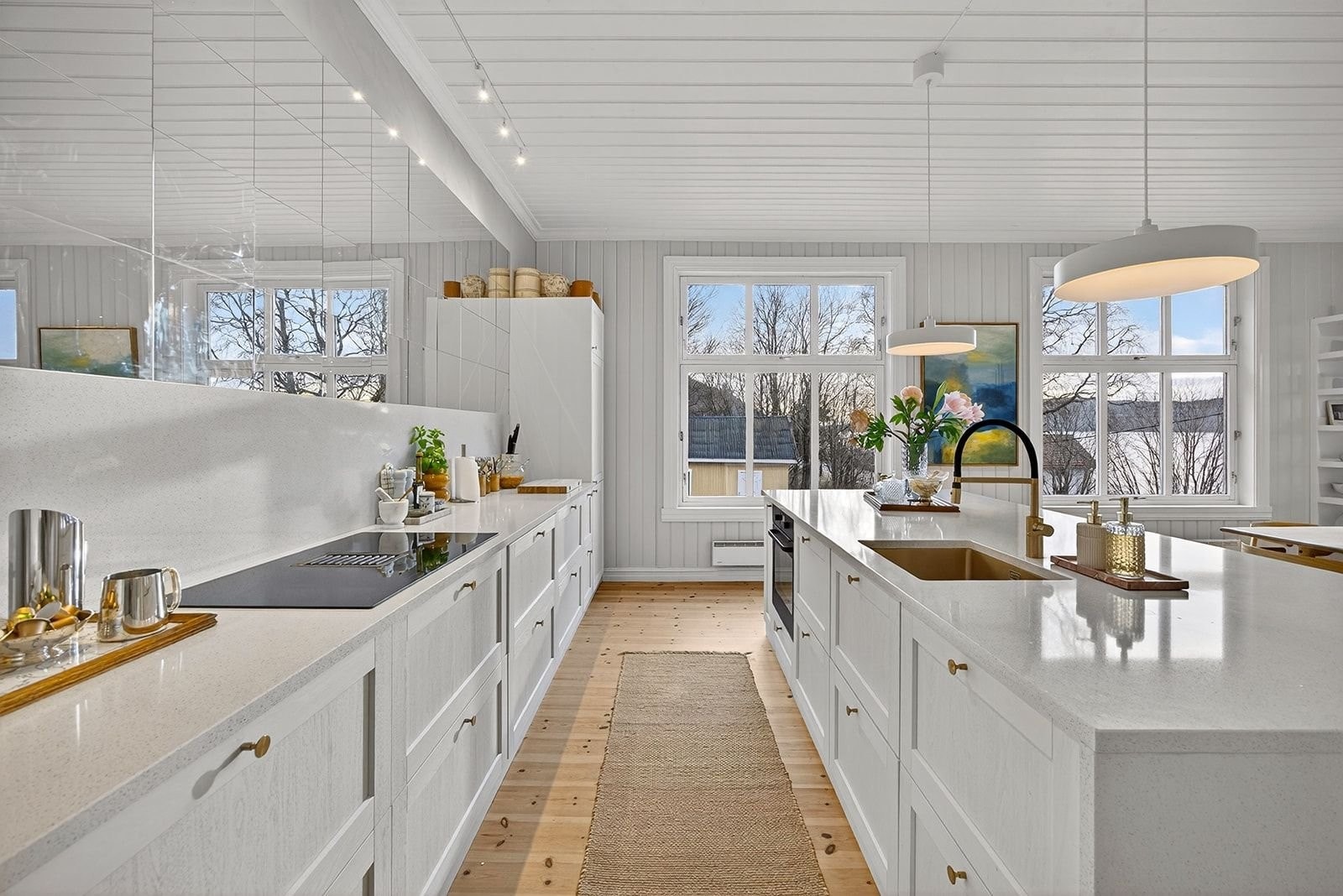 Kjøkkenet er nytt i 2022/2033 og har god lagringsplass, intergrerte hvitevarer og avtrekk i platetoppen. Galleribilde