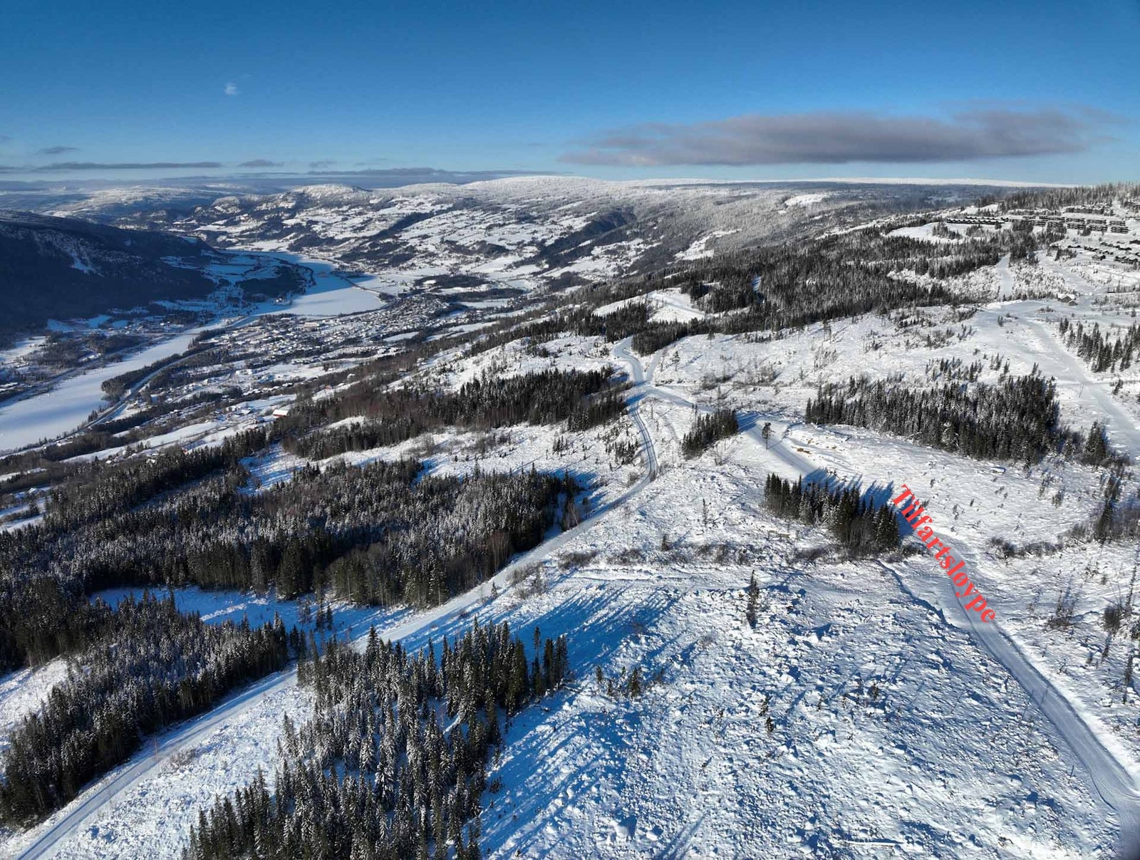 Det er etablert tilfartsløyper til og fra Høghaugen.
Terrenget kan variere til og fra anlegget i enkelte partier, så noe staking bør påregnes. Galleribilde