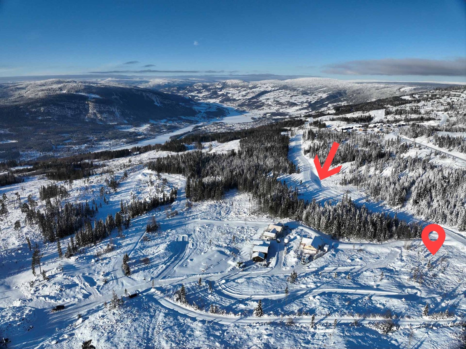 Høghaugen ligger i Hafjell sør, her er tomt 12 og tilførselløype markert. Dronefoto over tomteområdet Galleribilde