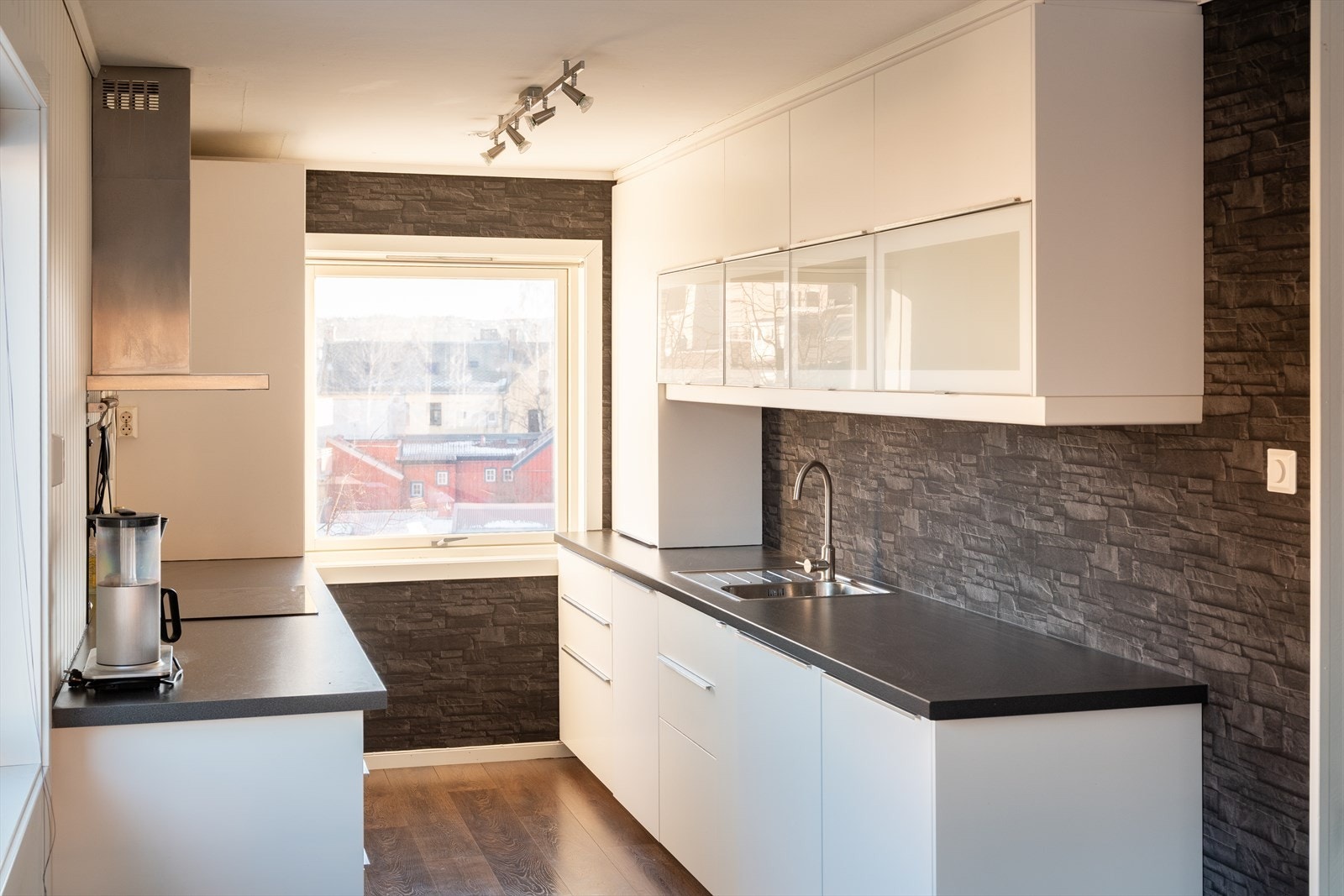 Tidløst og praktisk kjøkken i stilren utførelse. Mye skap- og benkeplass. Vurdert til TG 1 av takstmann. Galleribilde